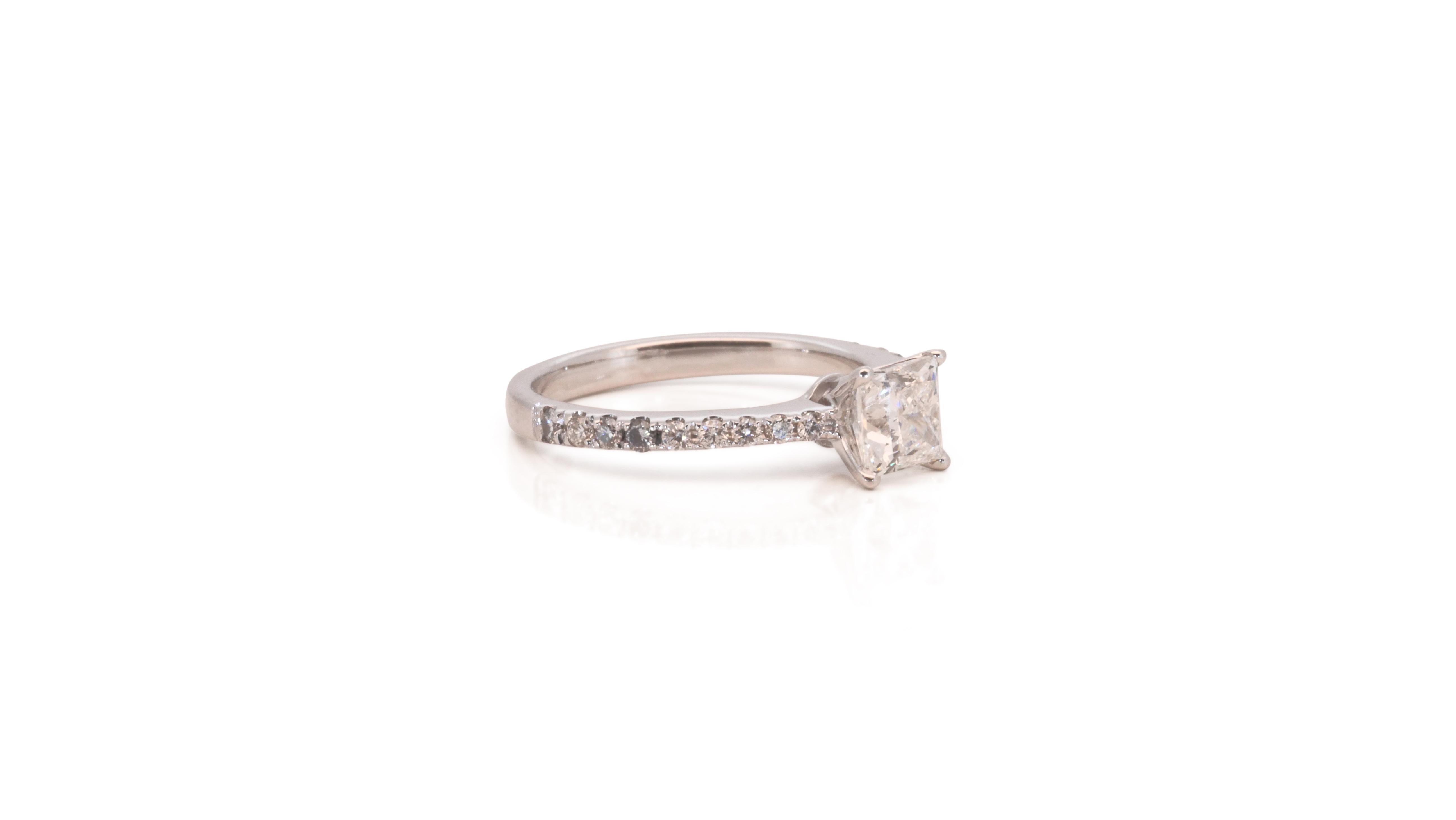 Women's Beautiful 18k White Gold Pave Ring with 0.95ct Natural Diamonds GIA Certificate