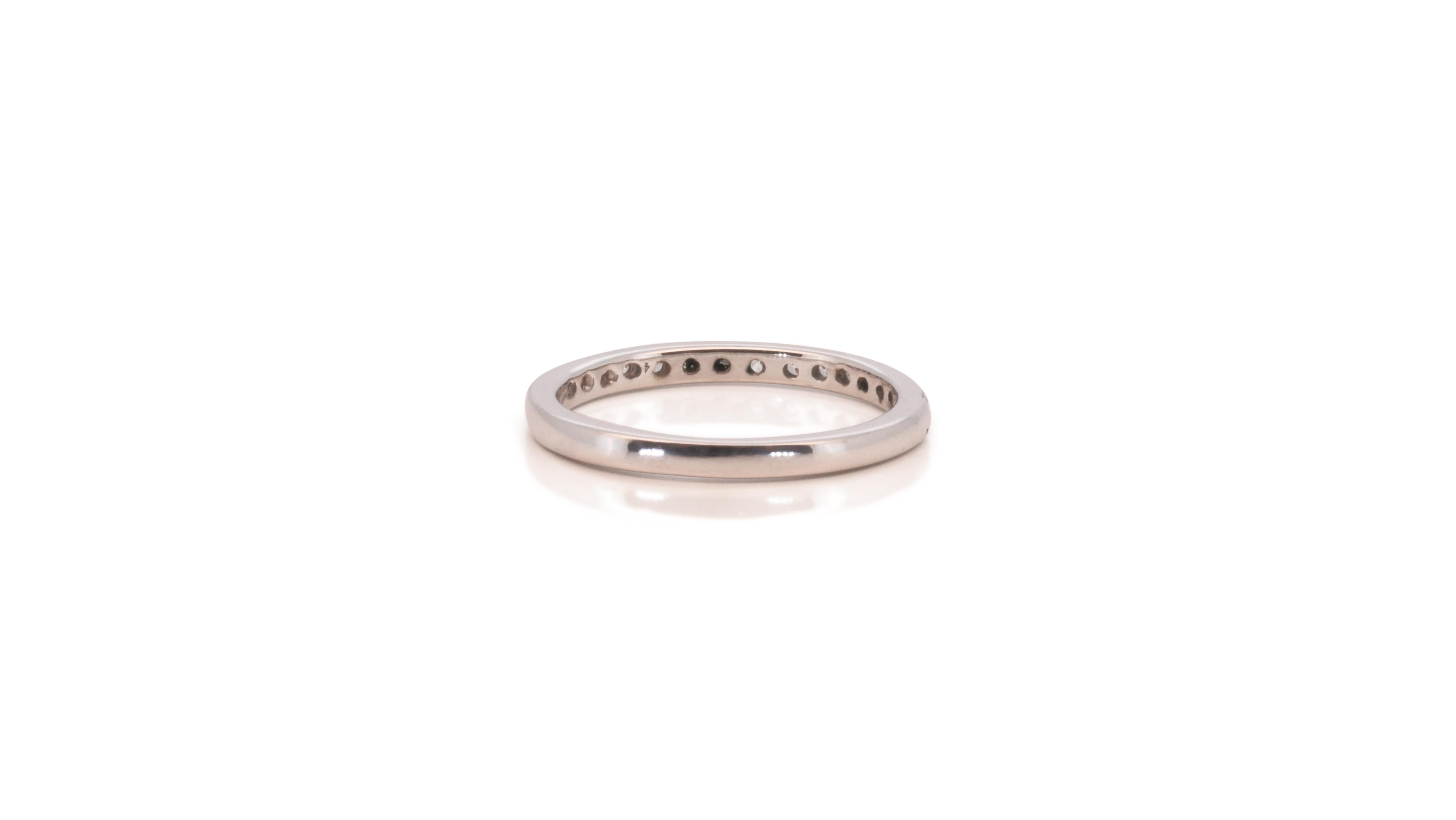 Schöner 18 Karat Weißgold dünner Ring mit 0,16 Karat natürlichen Diamanten in Pavé-Fassung im Angebot 2