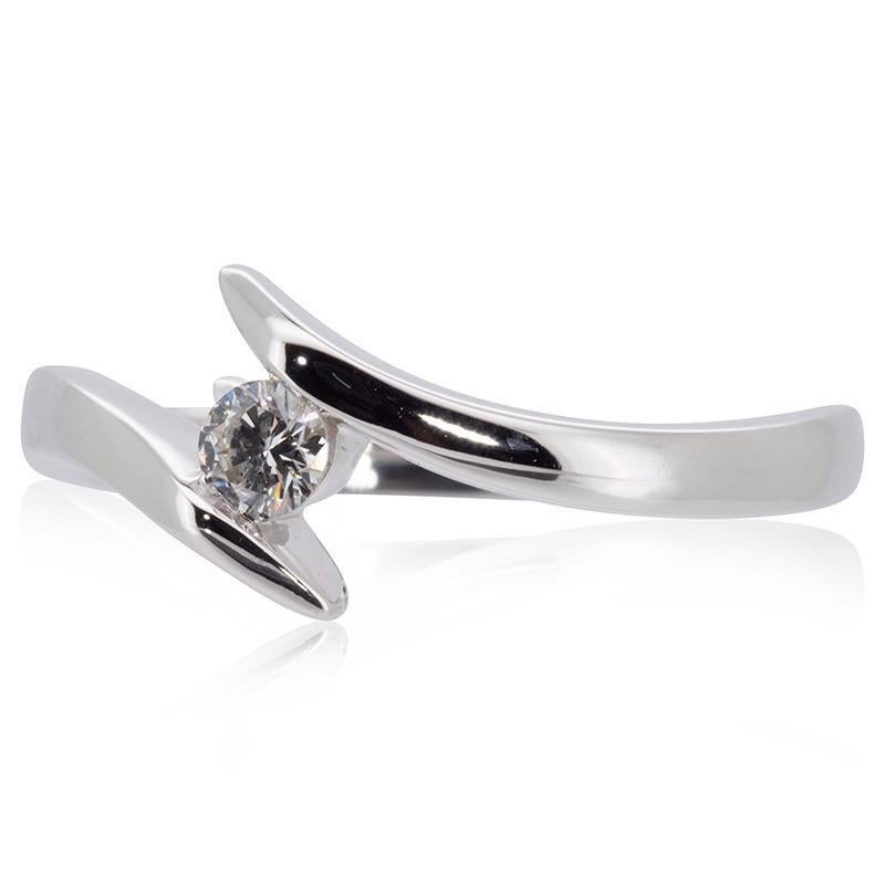 Round Cut Beautiful 18K White Gold Ring with 0.10  ct Natural Diamond For Sale