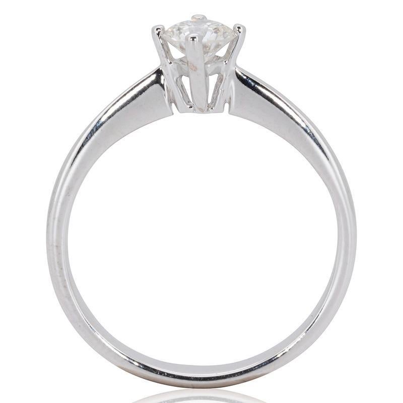 Round Cut Beautiful 18K White Gold Ring with 0.15  ct Natural Diamonds For Sale