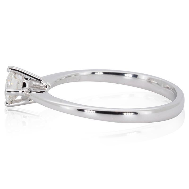 Women's Beautiful 18K White Gold Ring with 0.15  ct Natural Diamonds For Sale