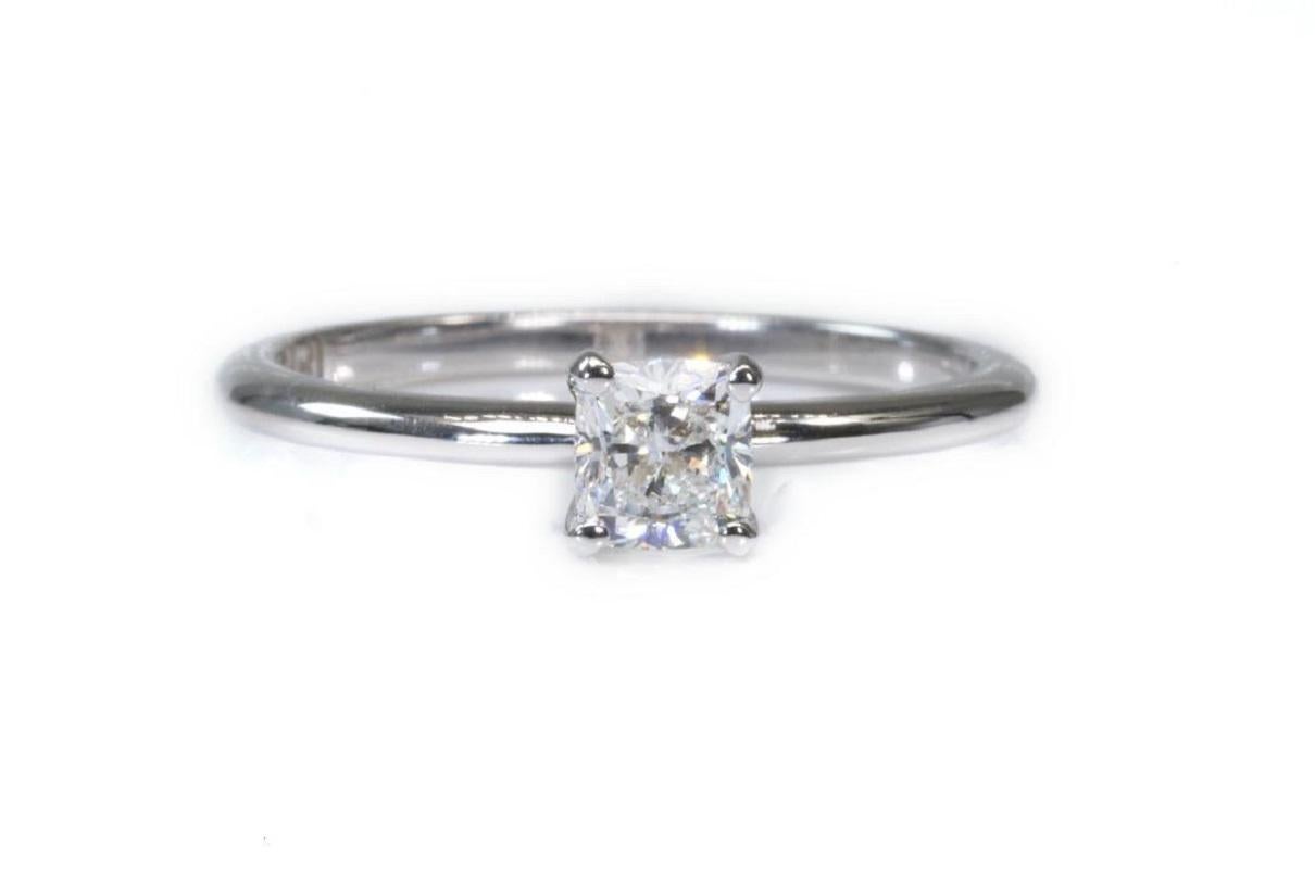 Beautiful 18k White Gold Ring with 0.50 total ct Natural Diamonds, GIA Certified In New Condition In רמת גן, IL