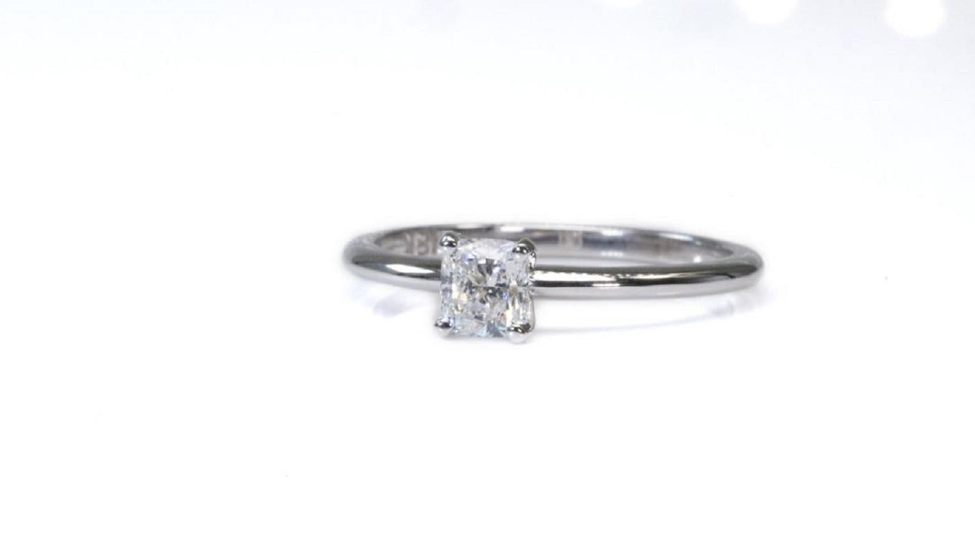 Women's Beautiful 18k White Gold Ring with 0.50 total ct Natural Diamonds, GIA Certified