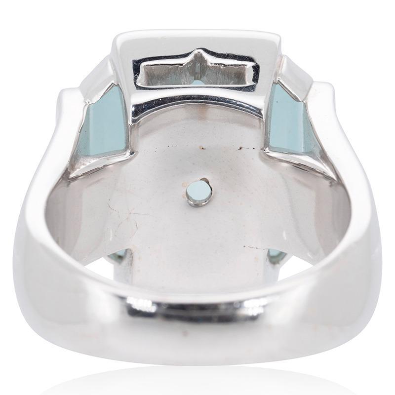 Round Cut Beautiful 18K White Gold Ring with 10.20 Ct Natural Aquamarine & Diamond For Sale