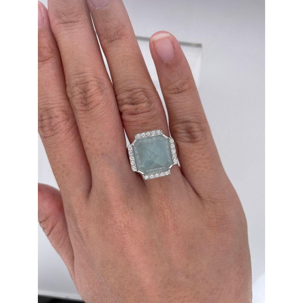 Beautiful 18K White Gold Ring with 10.20 Ct Natural Aquamarine & Diamond For Sale 3