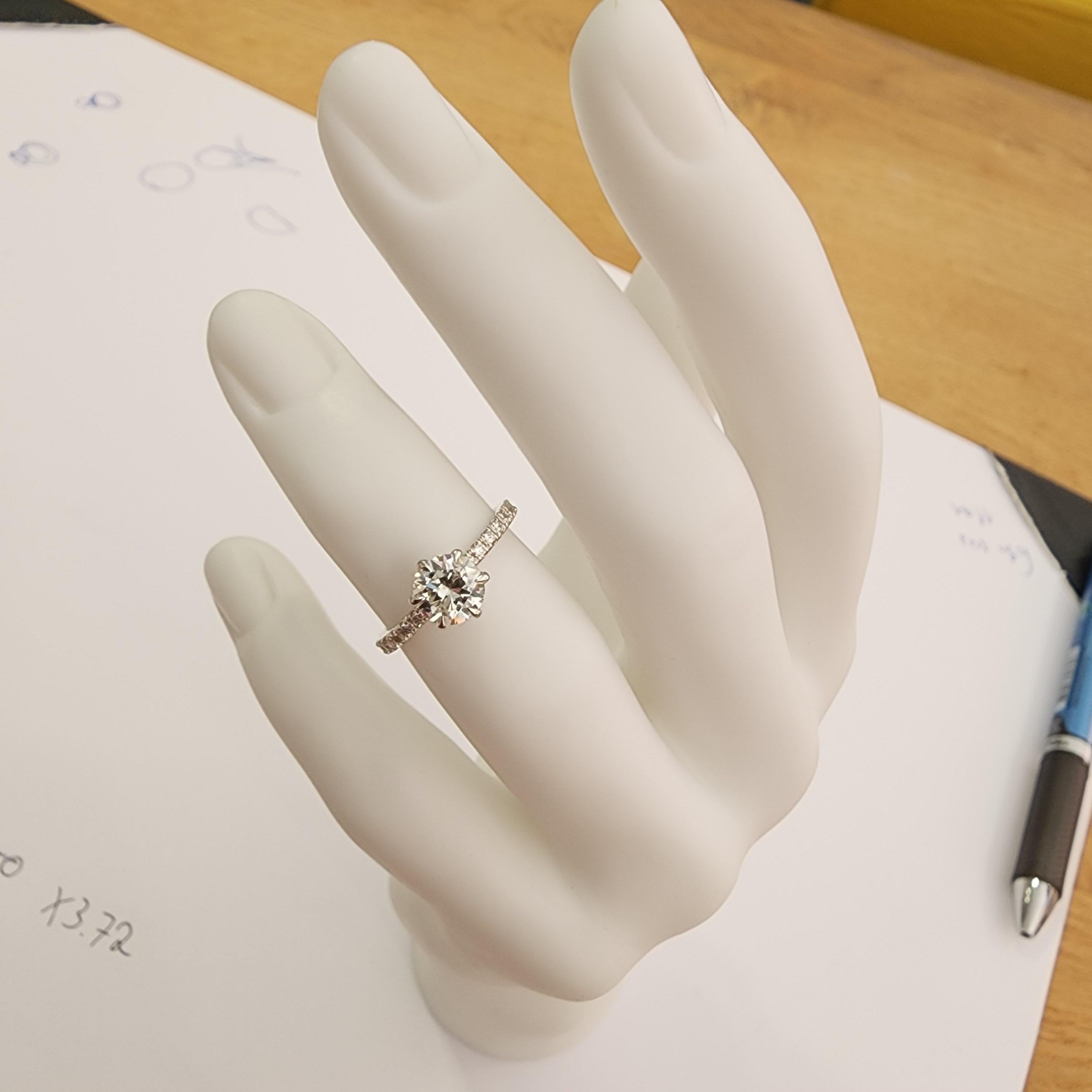 Beautiful 18K White Gold Ring with 1.20ct Natural Diamonds, Engagement Jewelry For Sale 3