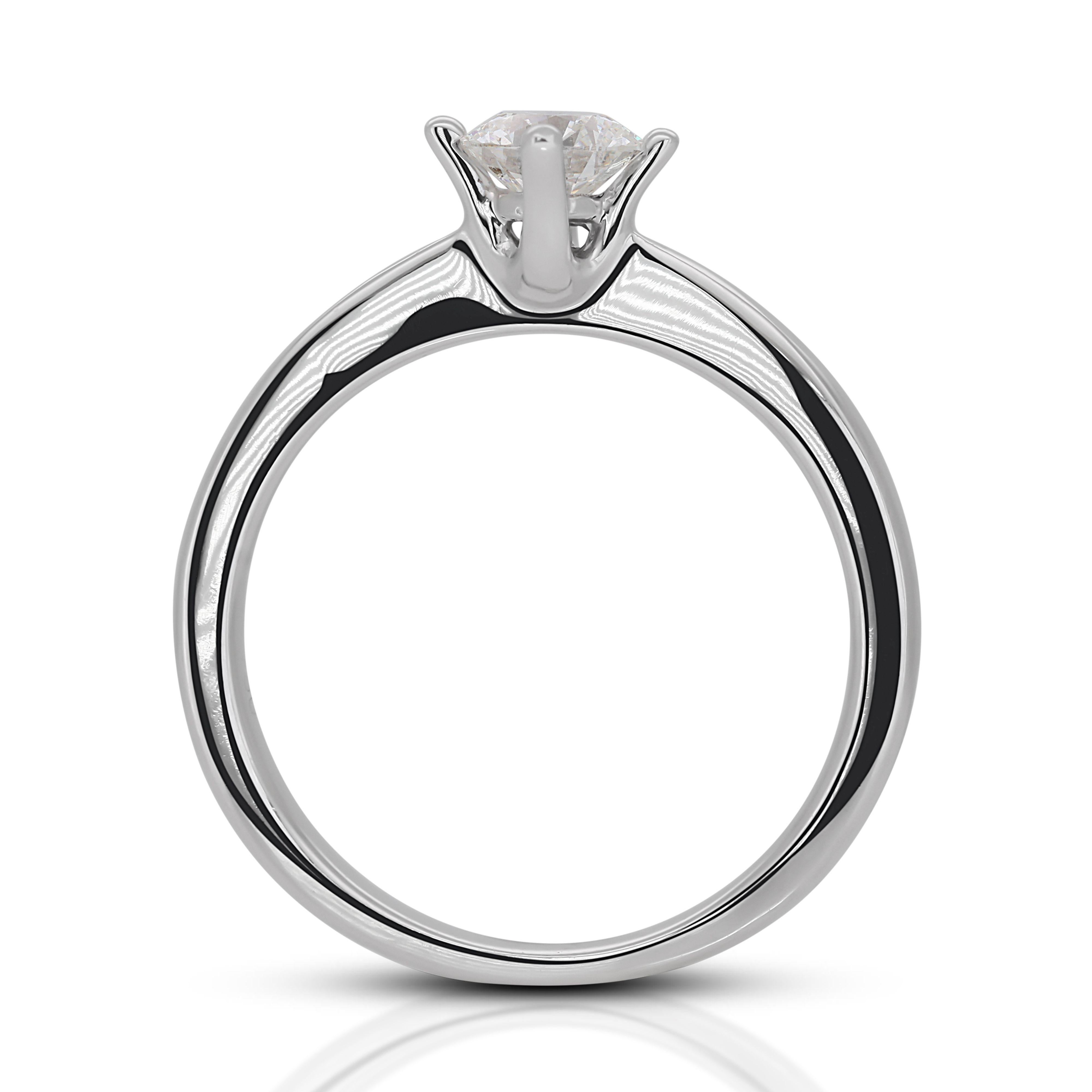 Round Cut Beautiful 18K White Gold Solitaire Diamond Ring with 0.32ct Diamond For Sale