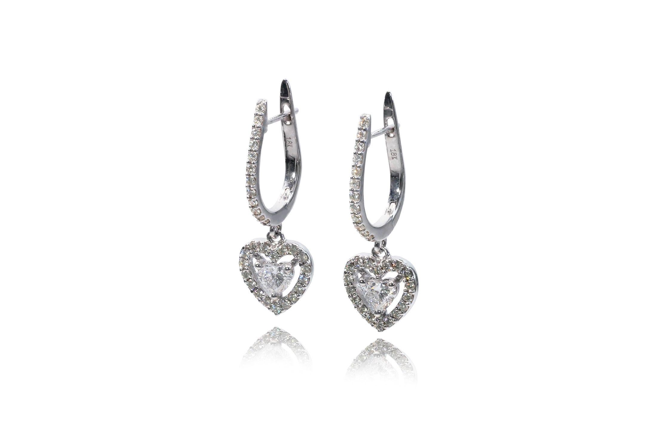 Magnifique paire de diamants en forme de cœur montés en or blanc 18 carats avec un total de 1,13 carat de diamants taille idéale. Boucles d'oreilles avec certificat GIA pour les pierres principales.

-2 pierres principales en diamant de 0,30 et 0,31