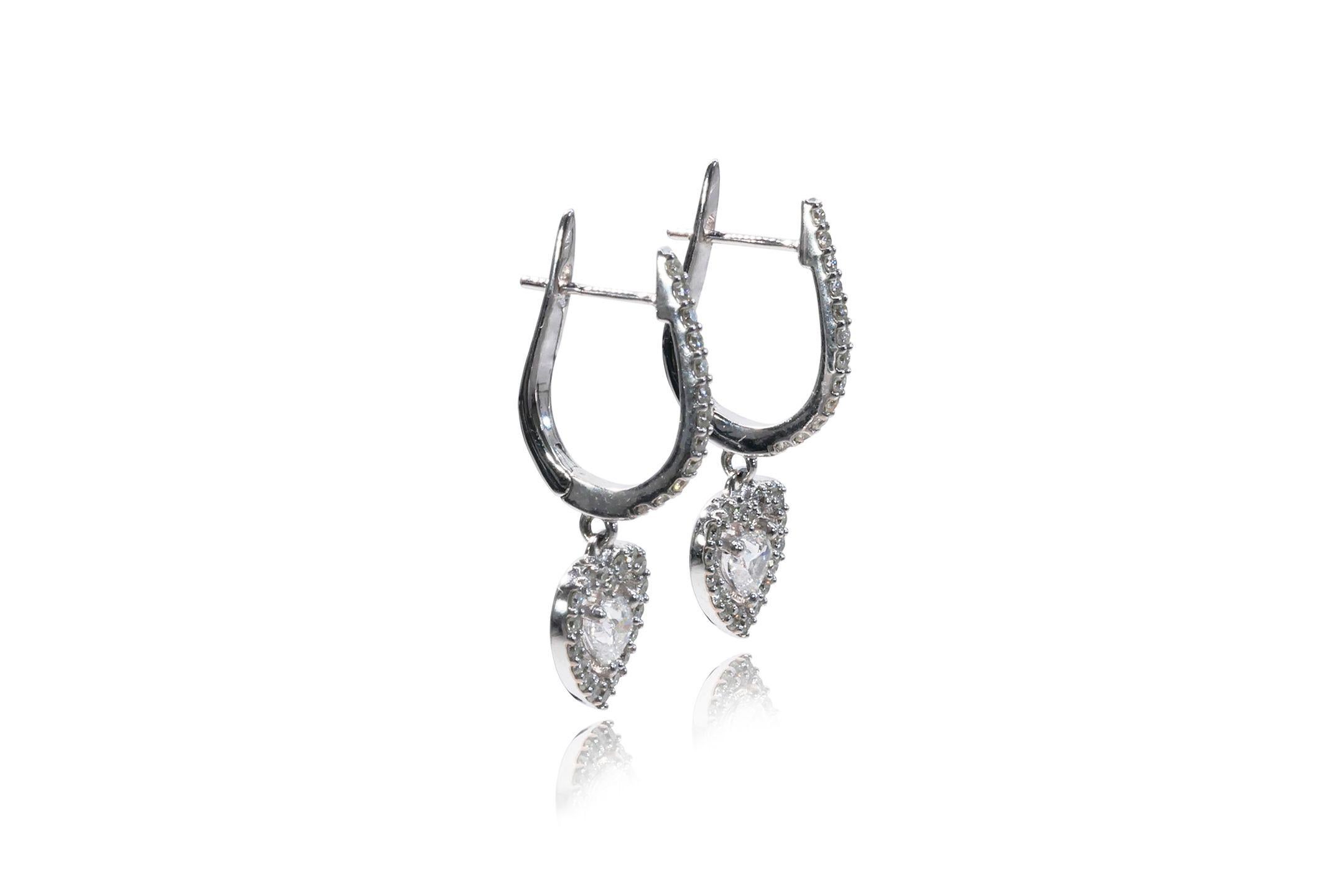Taille cœur Magnifiques clous d'oreilles en or blanc 18 carats en forme de cur avec diamants naturels de 1,13 carat en vente