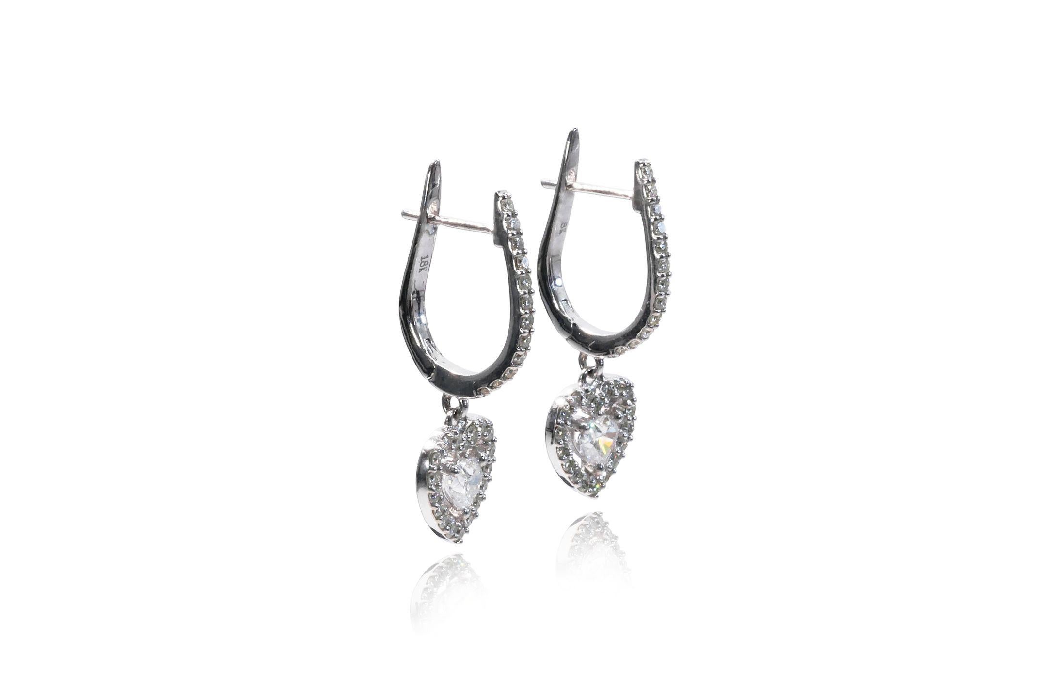 Magnifiques clous d'oreilles en or blanc 18 carats en forme de cur avec diamants naturels de 1,13 carat Neuf - En vente à רמת גן, IL