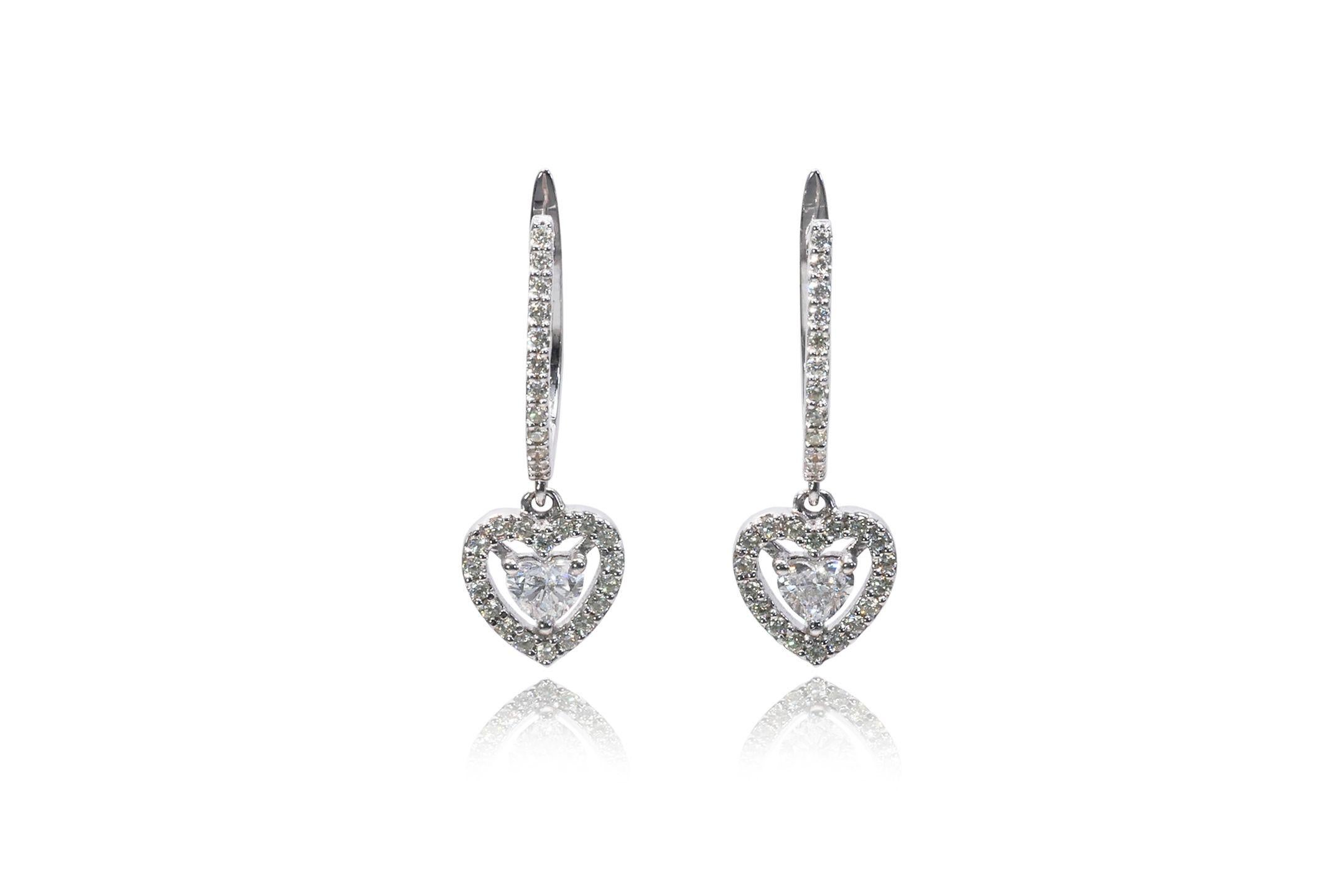 Magnifiques clous d'oreilles en or blanc 18 carats en forme de cur avec diamants naturels de 1,13 carat en vente 1