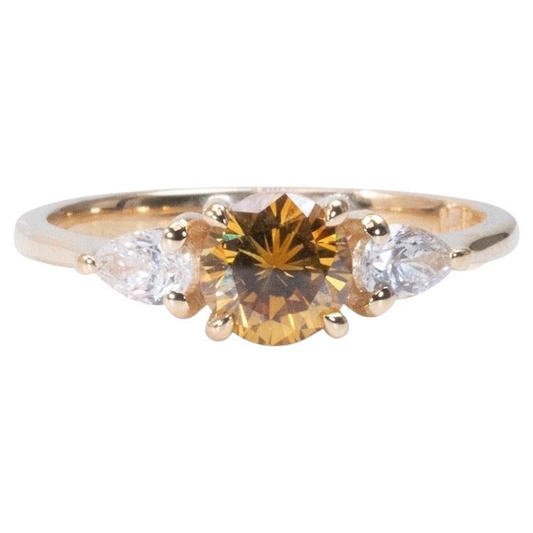 Beautiful 18k Yellow Gold 3 Stone Ring with 1.05 ct Natural Diamonds IGI Cert