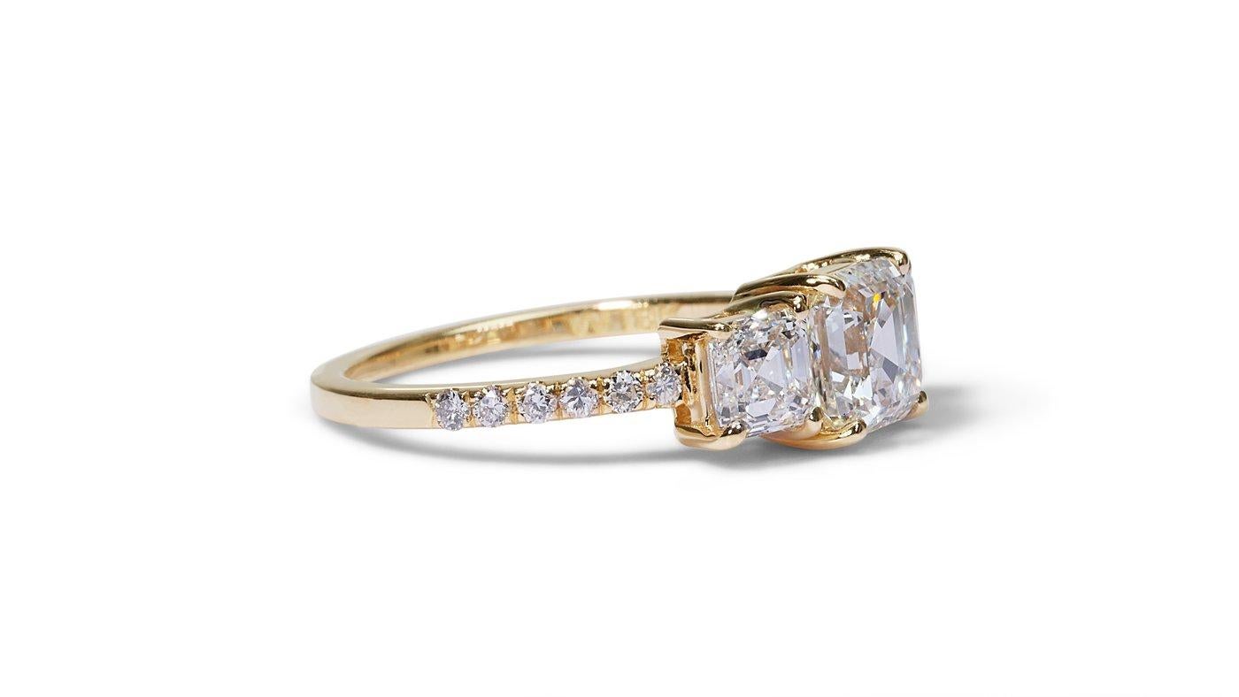 Beautiful 18k Yellow Gold 3 Stone Ring with 2.65 Ct Natural Diamonds AIG Cert 1