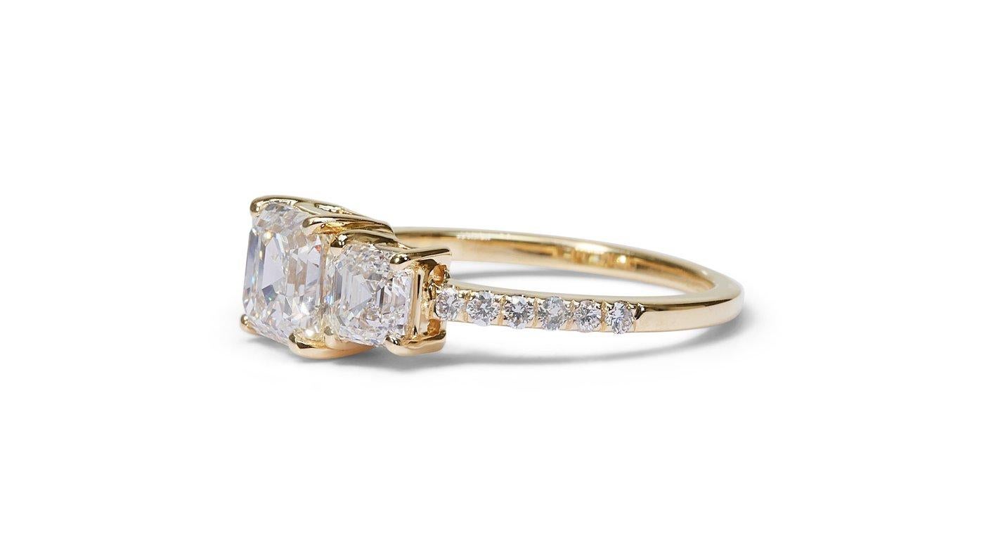 Beautiful 18k Yellow Gold 3 Stone Ring with 2.65 Ct Natural Diamonds AIG Cert 2