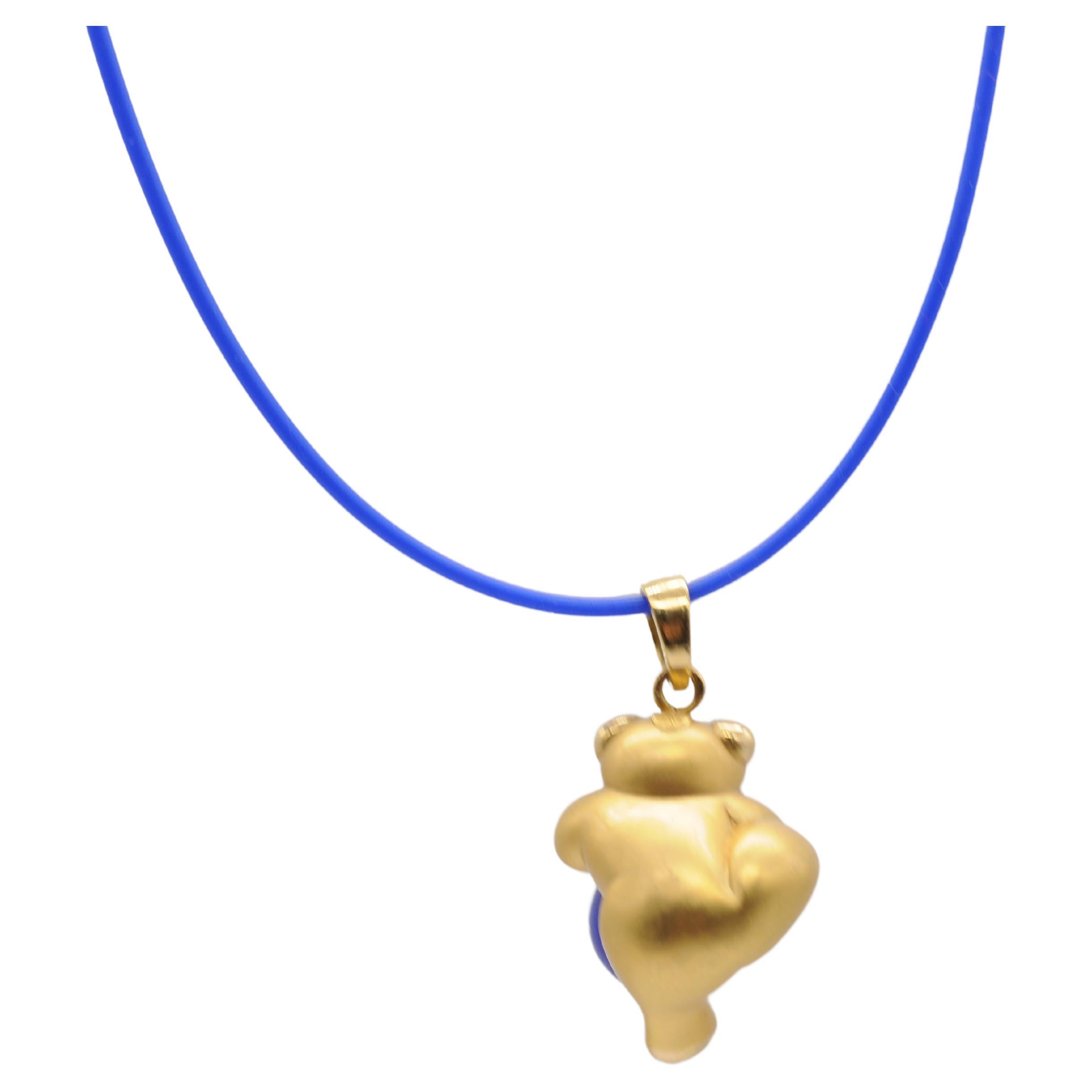 Beautiful 18k yellow gold bear pendant with  lapis lazuli For Sale 1