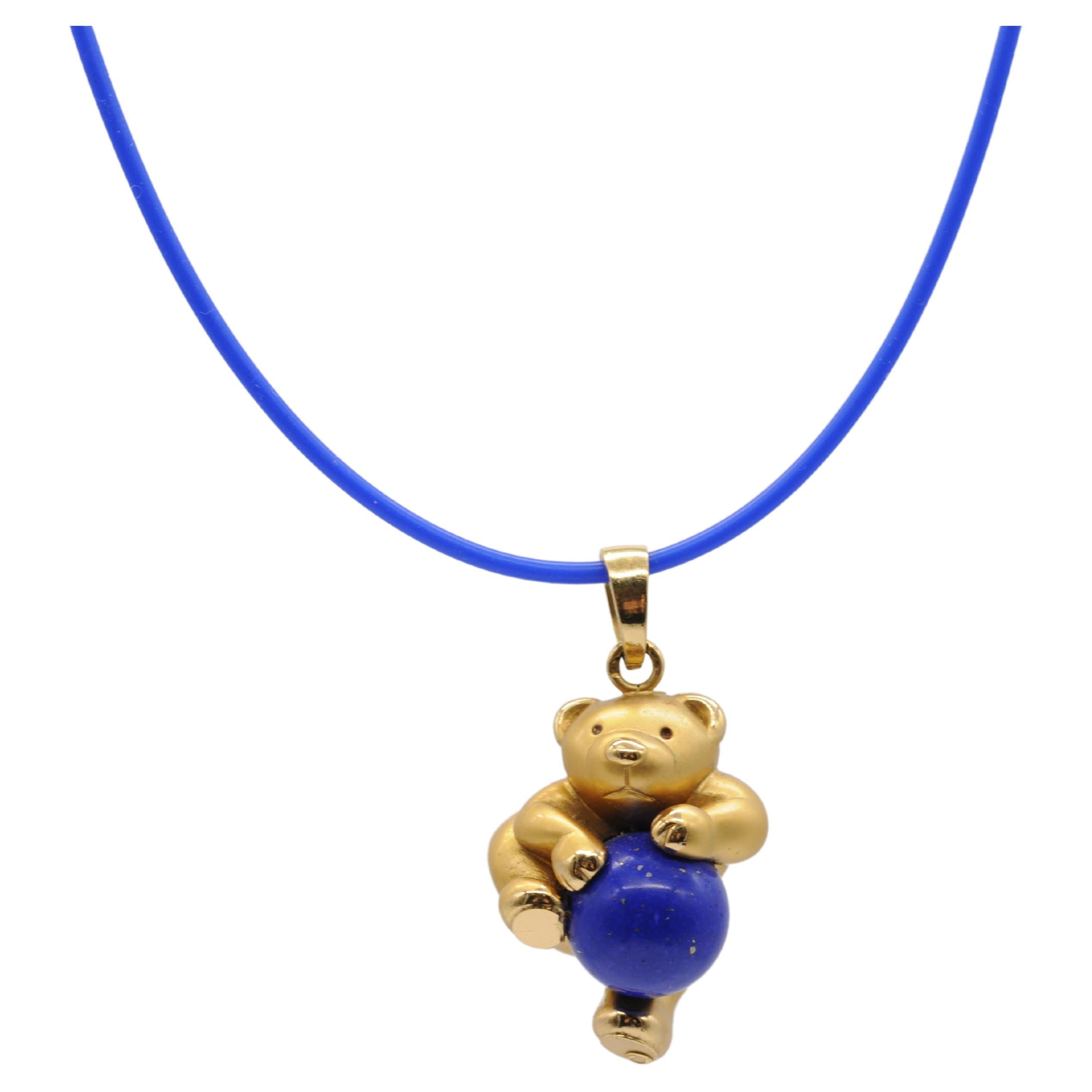 Beautiful 18k yellow gold bear pendant with  lapis lazuli For Sale