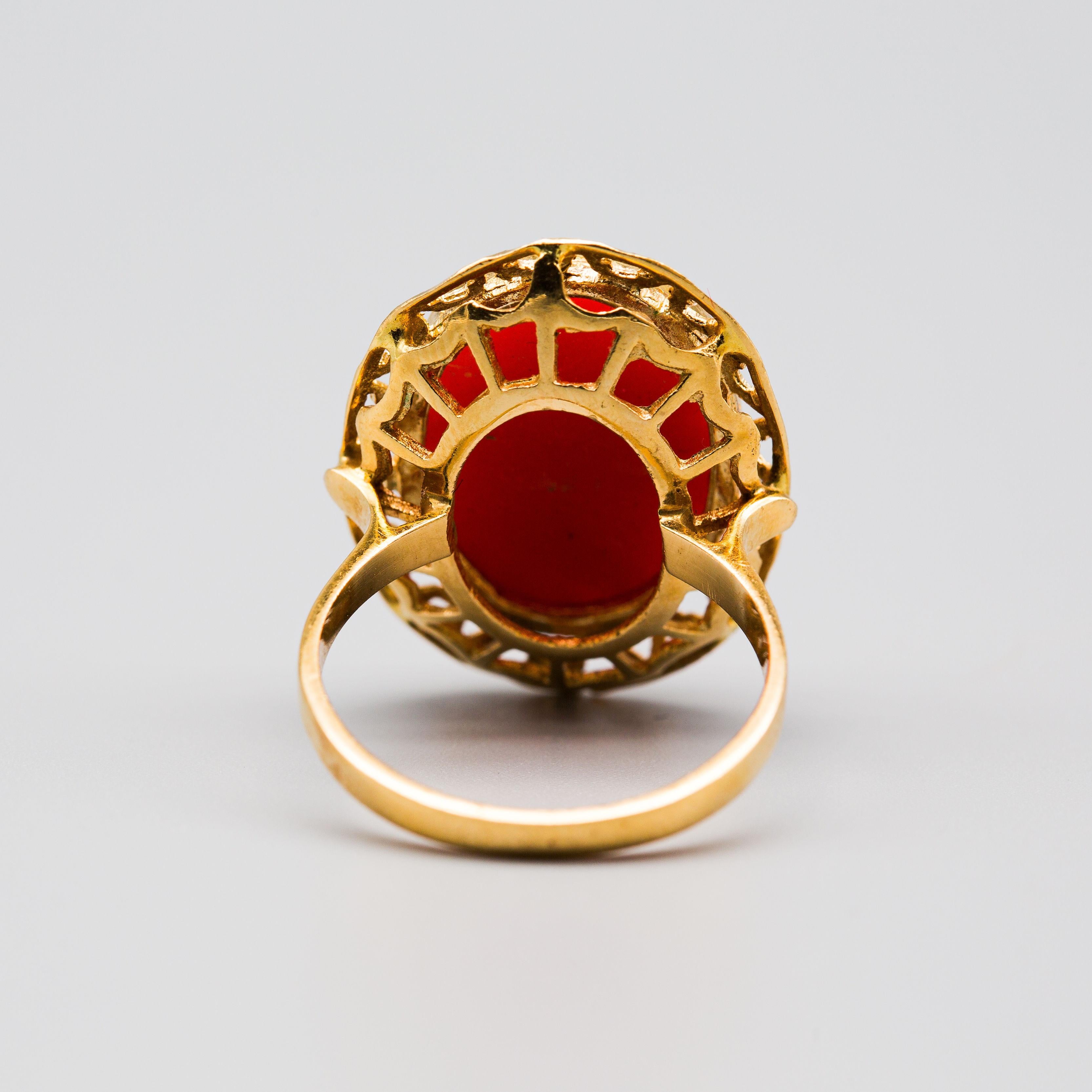 Beautiful 18k Yellow Gold Cabochon Coral Ring In Good Condition For Sale In Bernardsville, NJ
