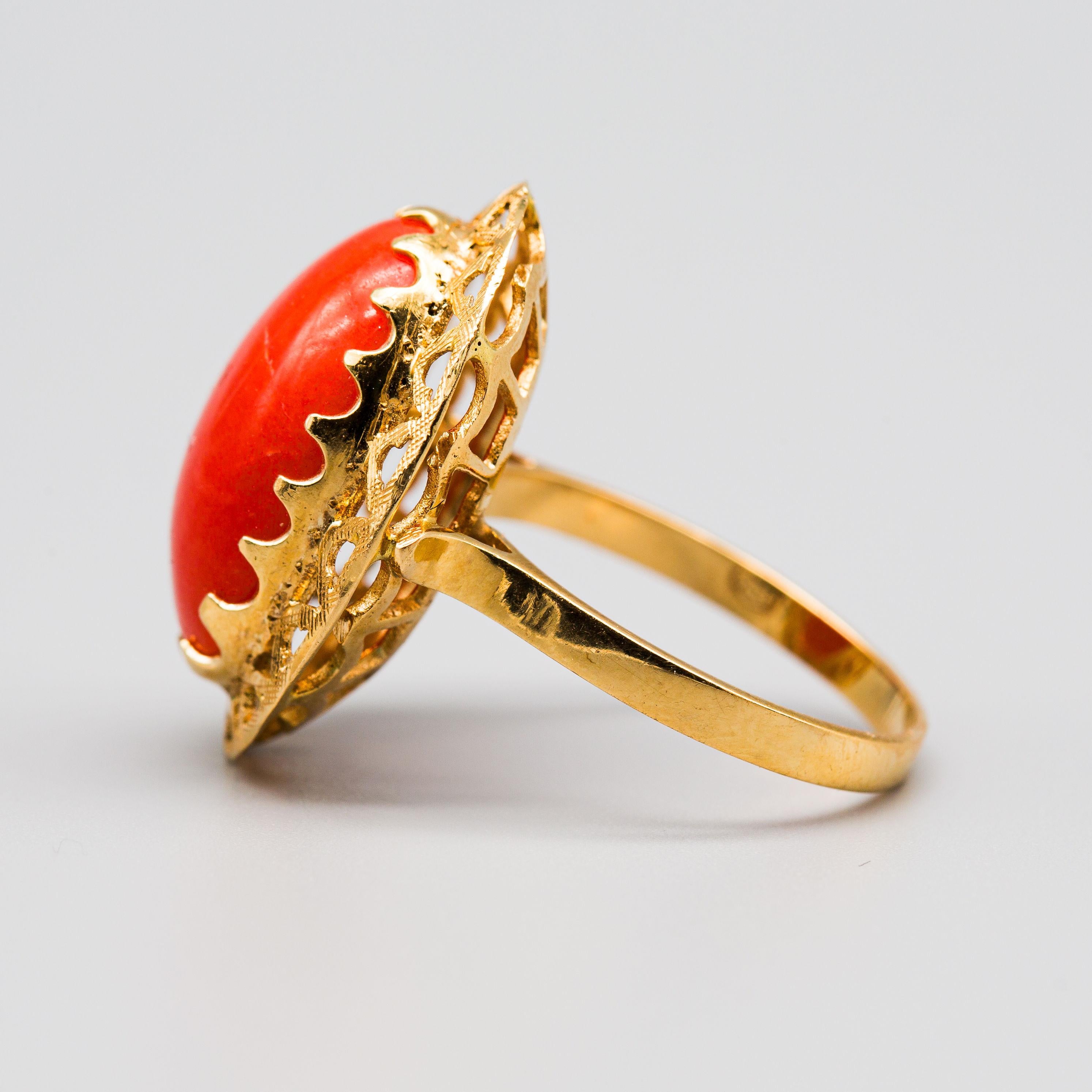 Women's or Men's Beautiful 18k Yellow Gold Cabochon Coral Ring For Sale