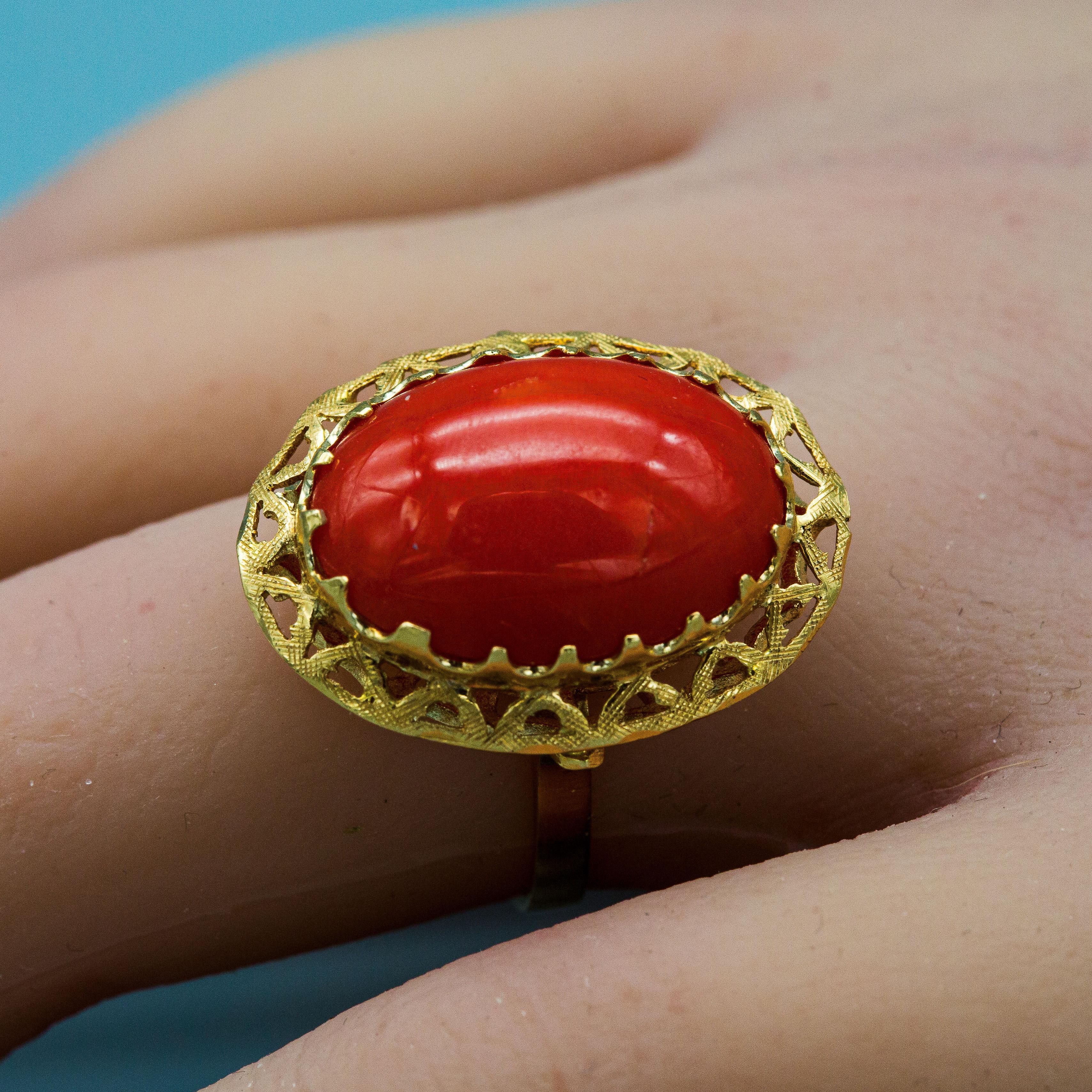 Beautiful 18k Yellow Gold Cabochon Coral Ring For Sale 1