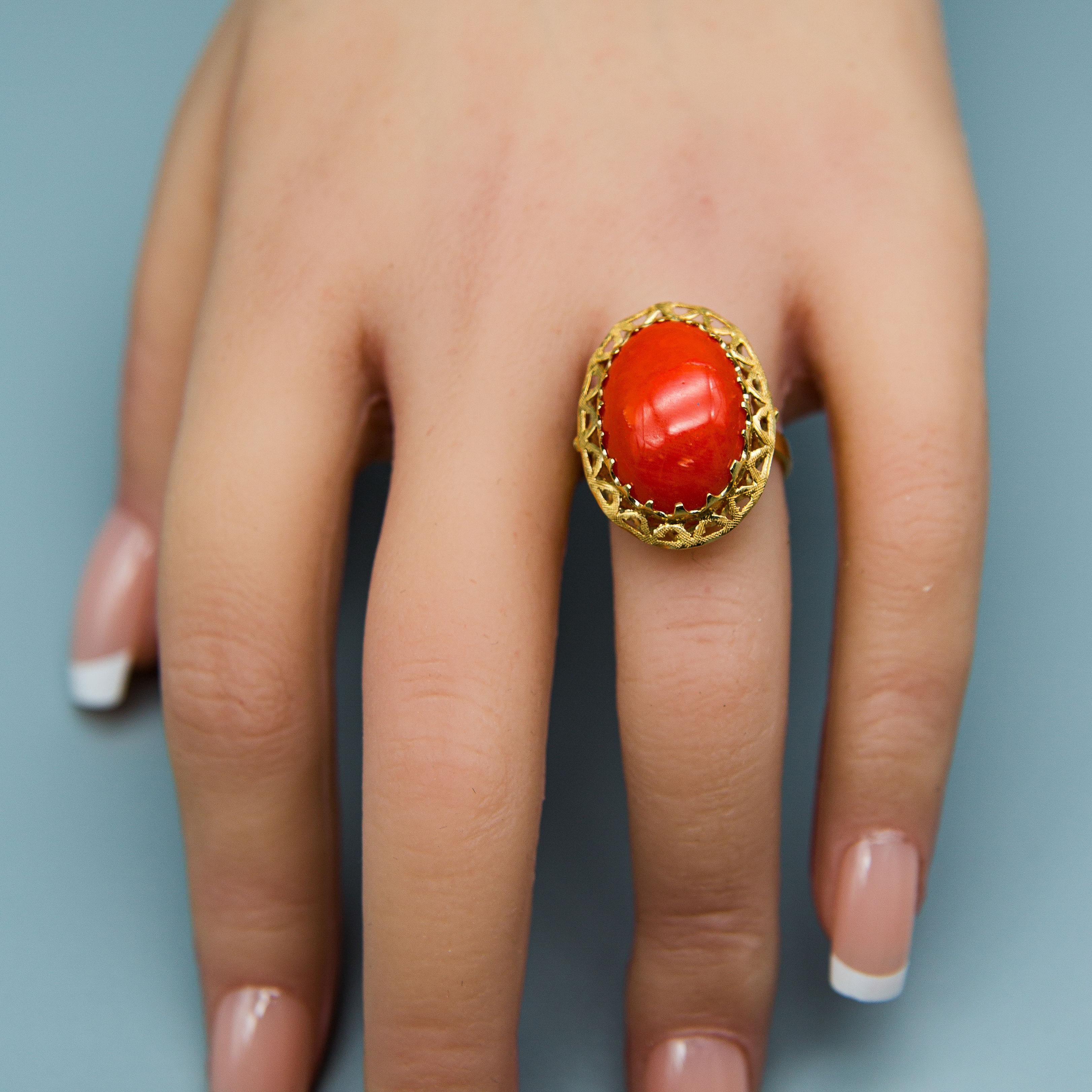 Beautiful 18k Yellow Gold Cabochon Coral Ring For Sale 2