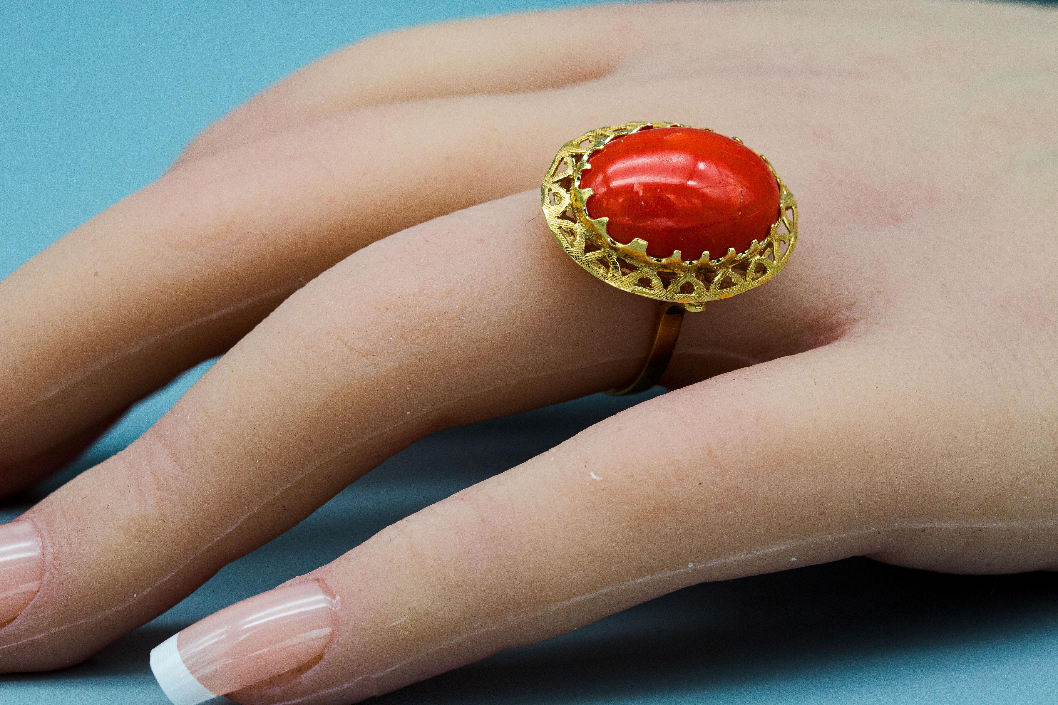 Beautiful 18k Yellow Gold Cabochon Coral Ring For Sale 4