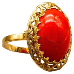 Precioso Anillo de Coral Cabujón de Oro Amarillo de 18k