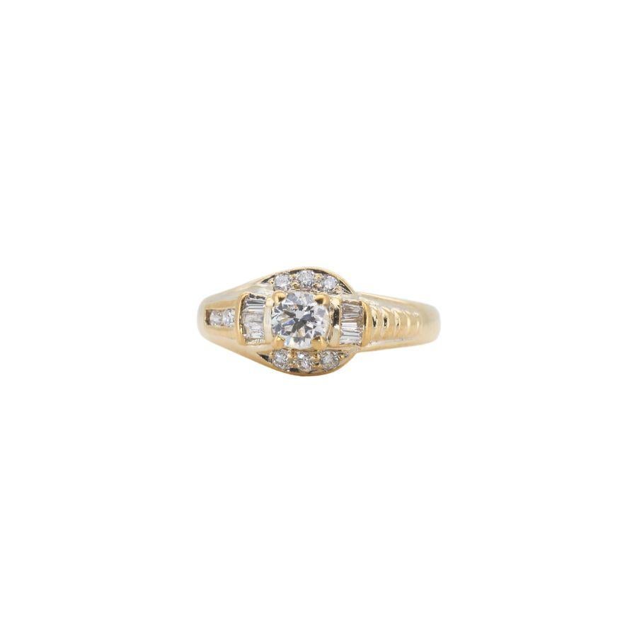 Round Cut Beautiful 18k Yellow Gold Cluster Ring w/ 0.48 Carat Weight of Natural Diamonds For Sale