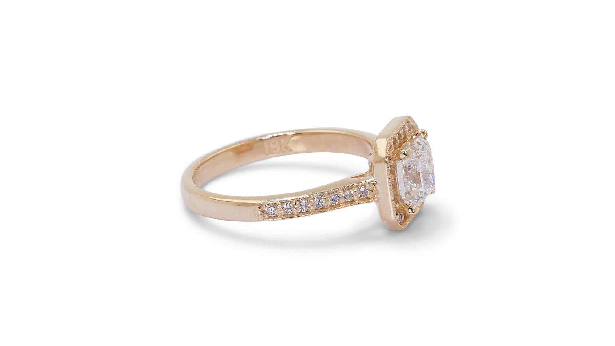 Taille carrée Magnifique bague en or jaune 18 carats ornée d'un diamant naturel Princesse Halo de 1,36 carat - GIA  en vente