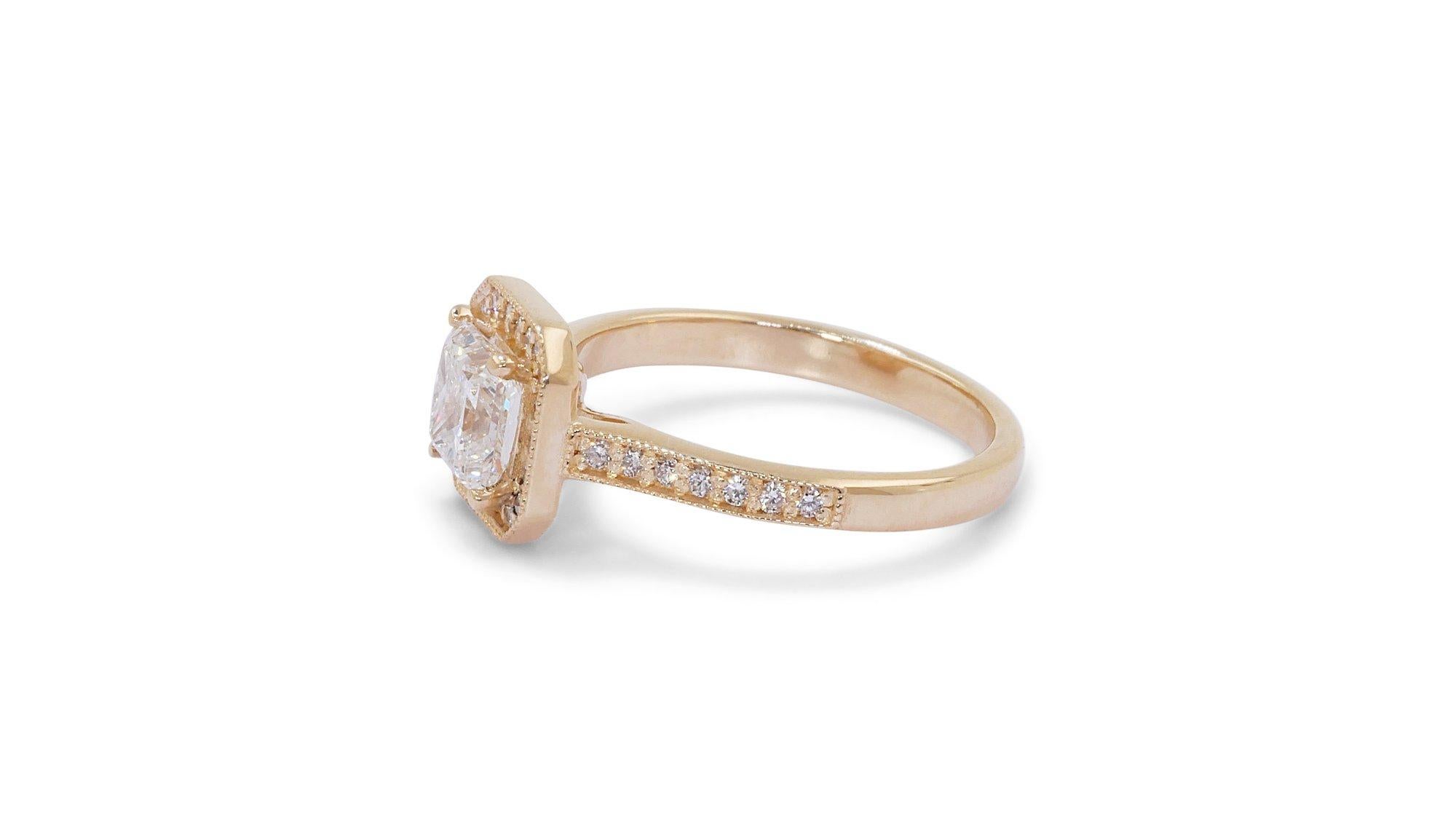 Magnifique bague en or jaune 18 carats ornée d'un diamant naturel Princesse Halo de 1,36 carat - GIA  Neuf - En vente à רמת גן, IL