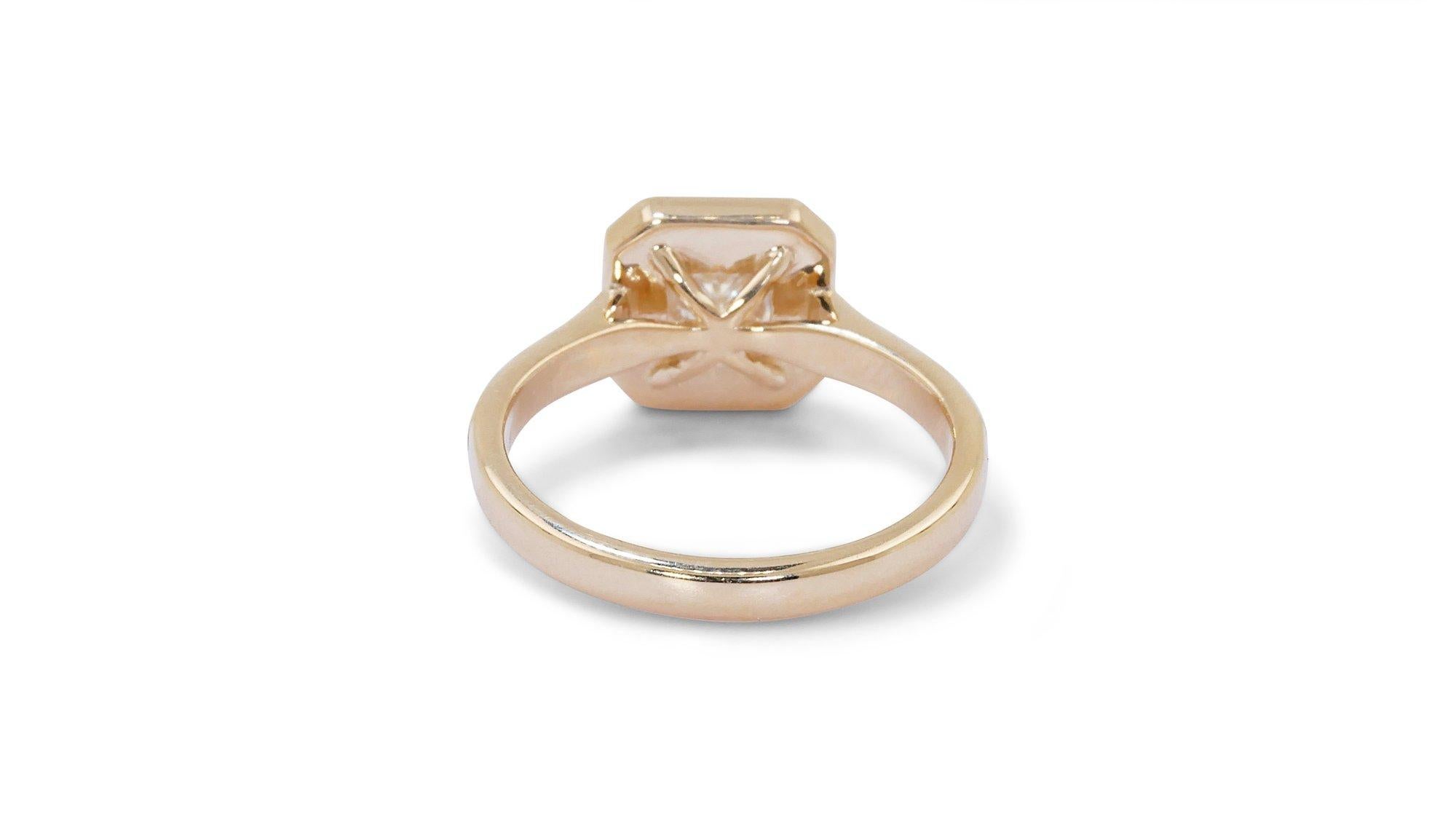 Magnifique bague en or jaune 18 carats ornée d'un diamant naturel Princesse Halo de 1,36 carat - GIA  en vente 1