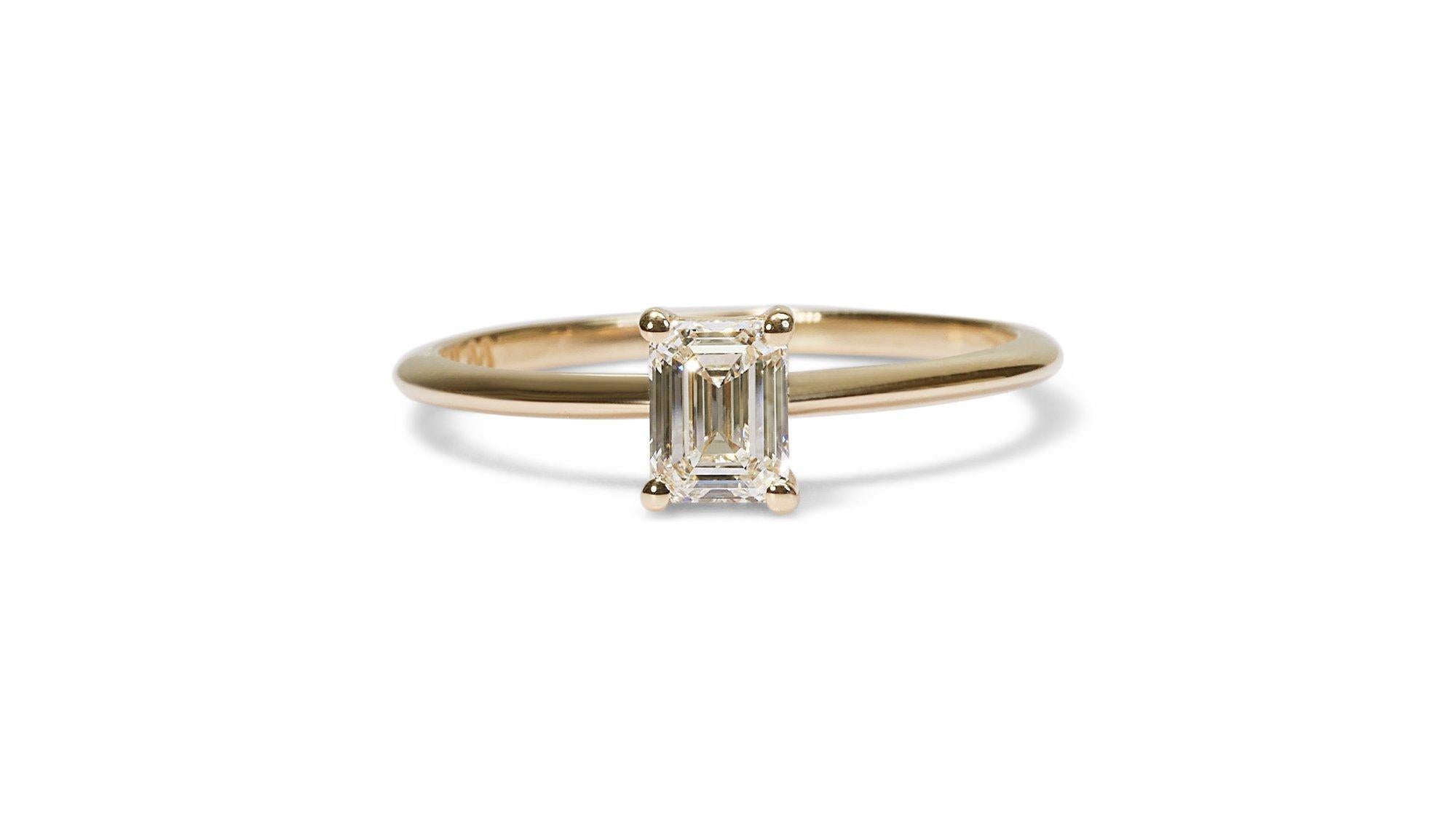 Emerald Cut Beautiful 18k Yellow Gold Ring with a dazzling 0.90 carat Emerald cut natural Di For Sale