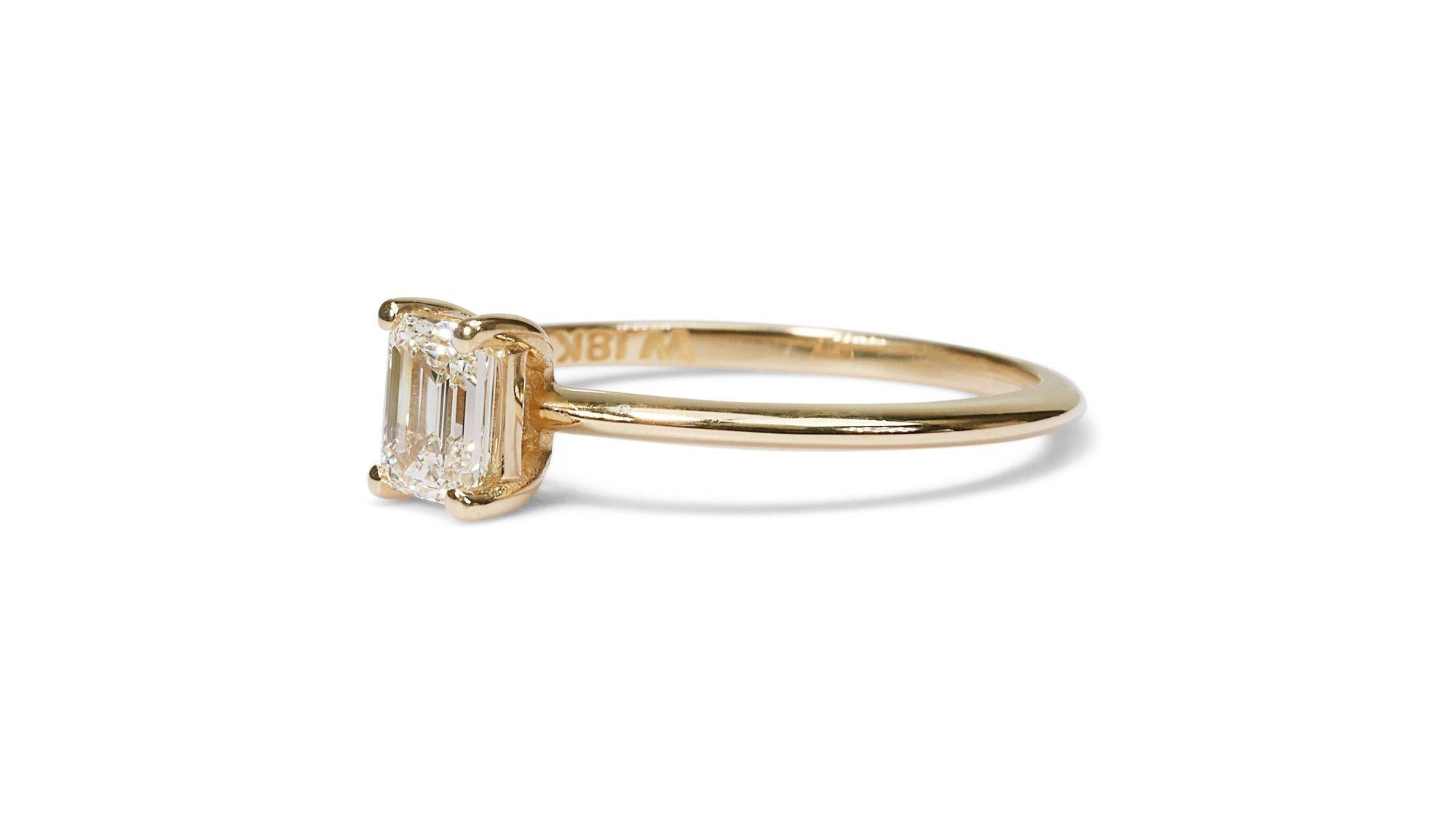 Women's Beautiful 18k Yellow Gold Ring with a dazzling 0.90 carat Emerald cut natural Di For Sale