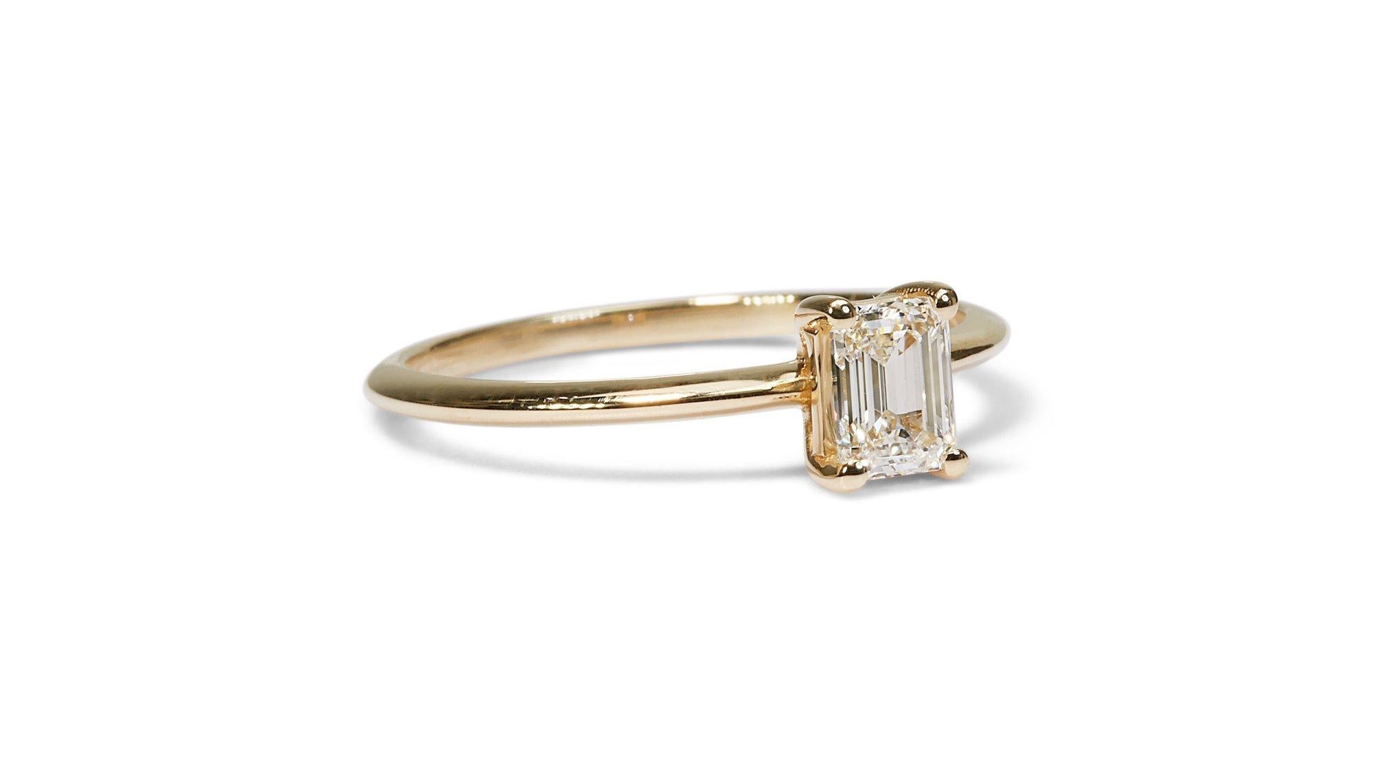 Beautiful 18k Yellow Gold Ring with a dazzling 0.90 carat Emerald cut natural Di For Sale 1