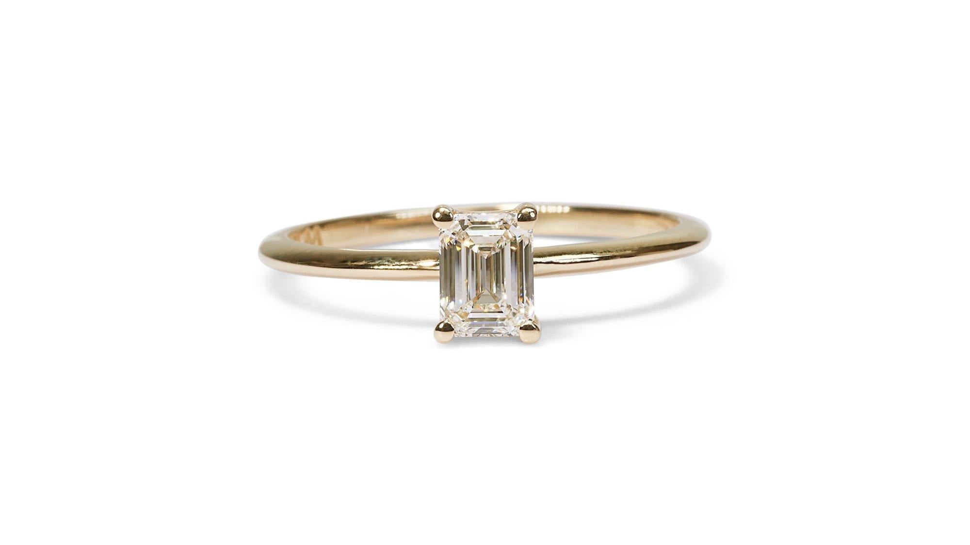 Beautiful 18k Yellow Gold Ring with a dazzling 0.90 carat Emerald cut natural Di For Sale 2