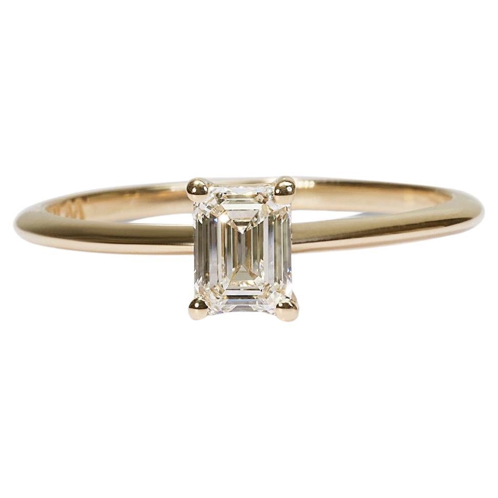 Beautiful 18k Yellow Gold Ring with a dazzling 0.90 carat Emerald cut natural Di For Sale