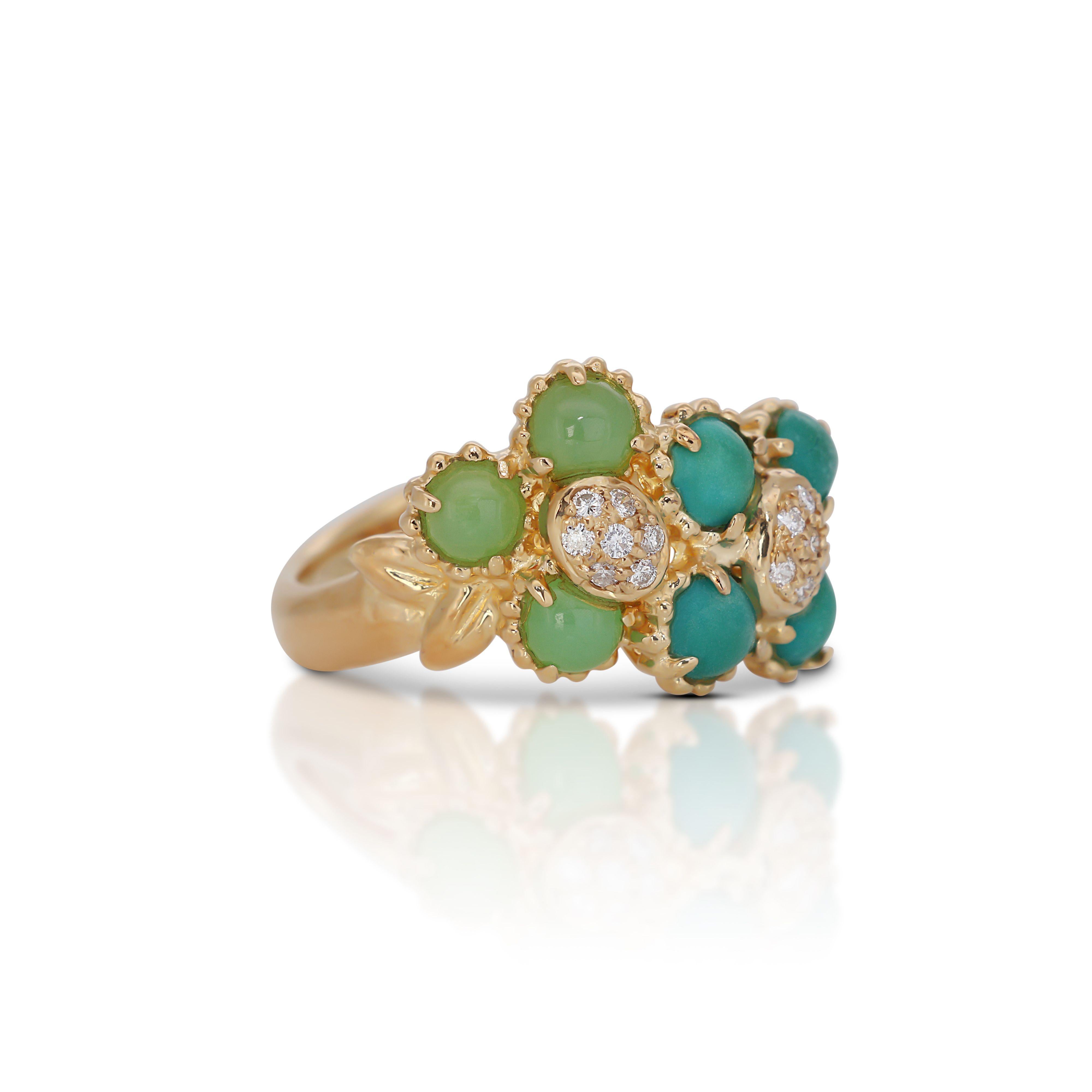 Round Cut Beautiful 18K Yellow Gold Ring with Jade and Diamonds For Sale