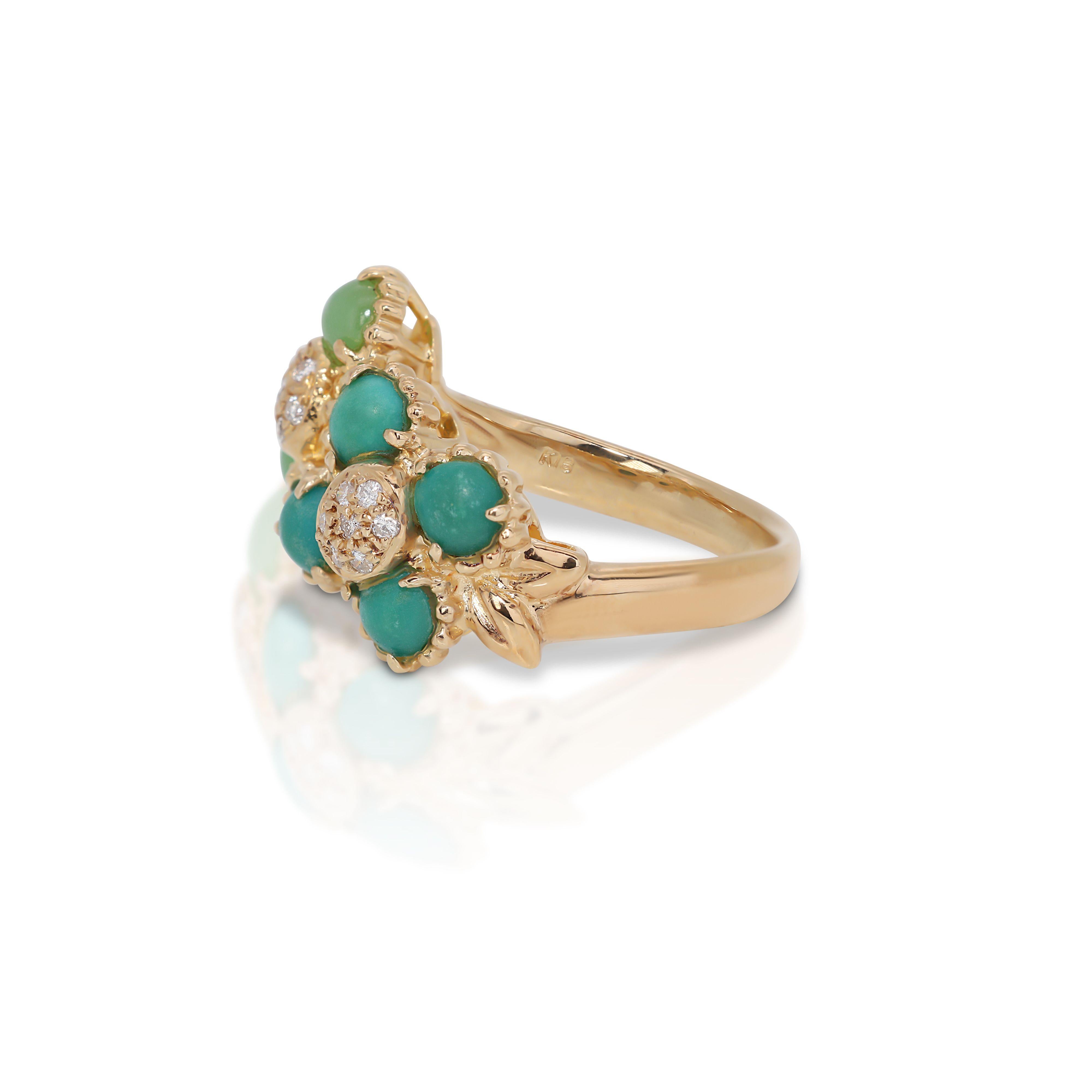 Beautiful 18K Yellow Gold Ring with Jade and Diamonds In New Condition For Sale In רמת גן, IL