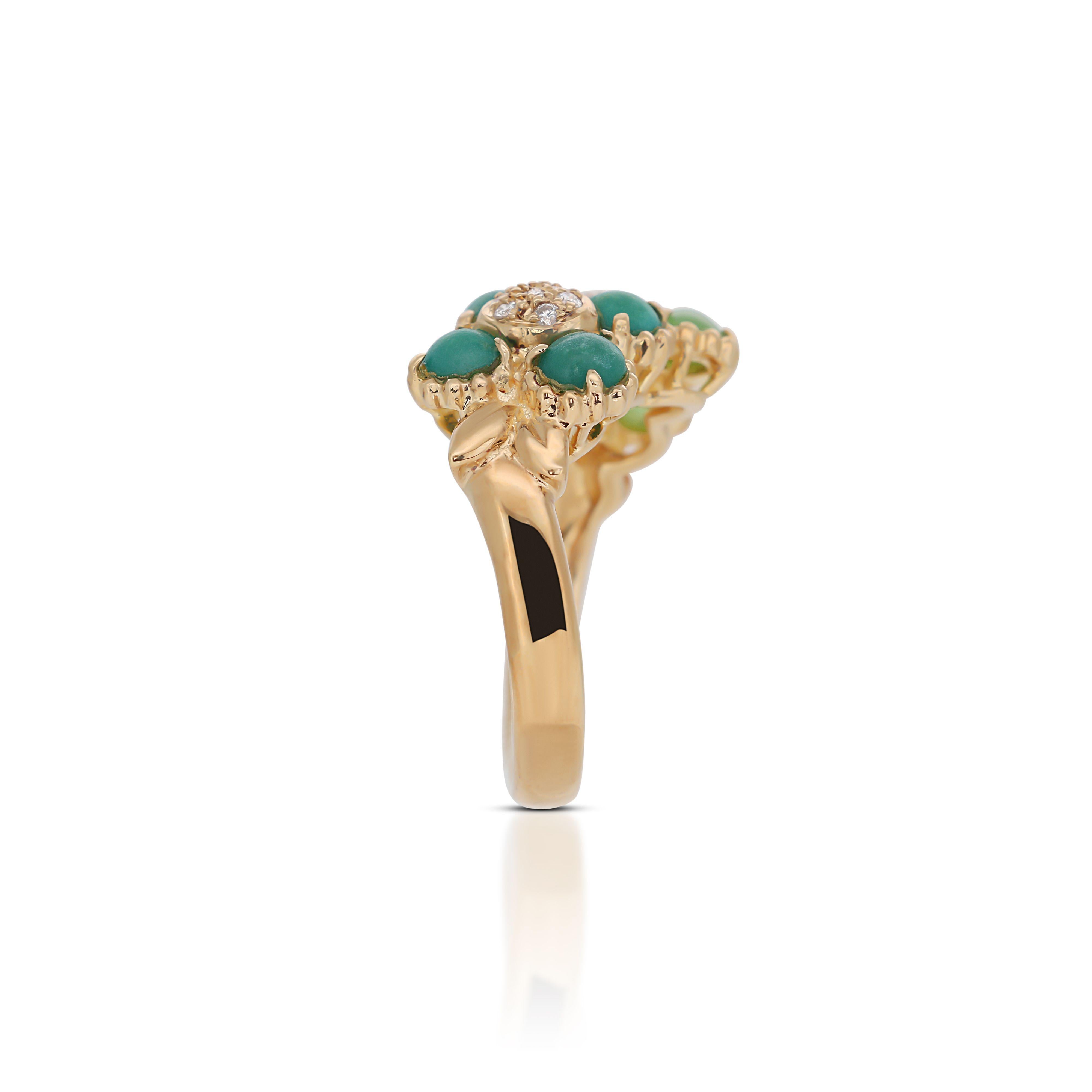 Beautiful 18K Yellow Gold Ring with Jade and Diamonds For Sale 1