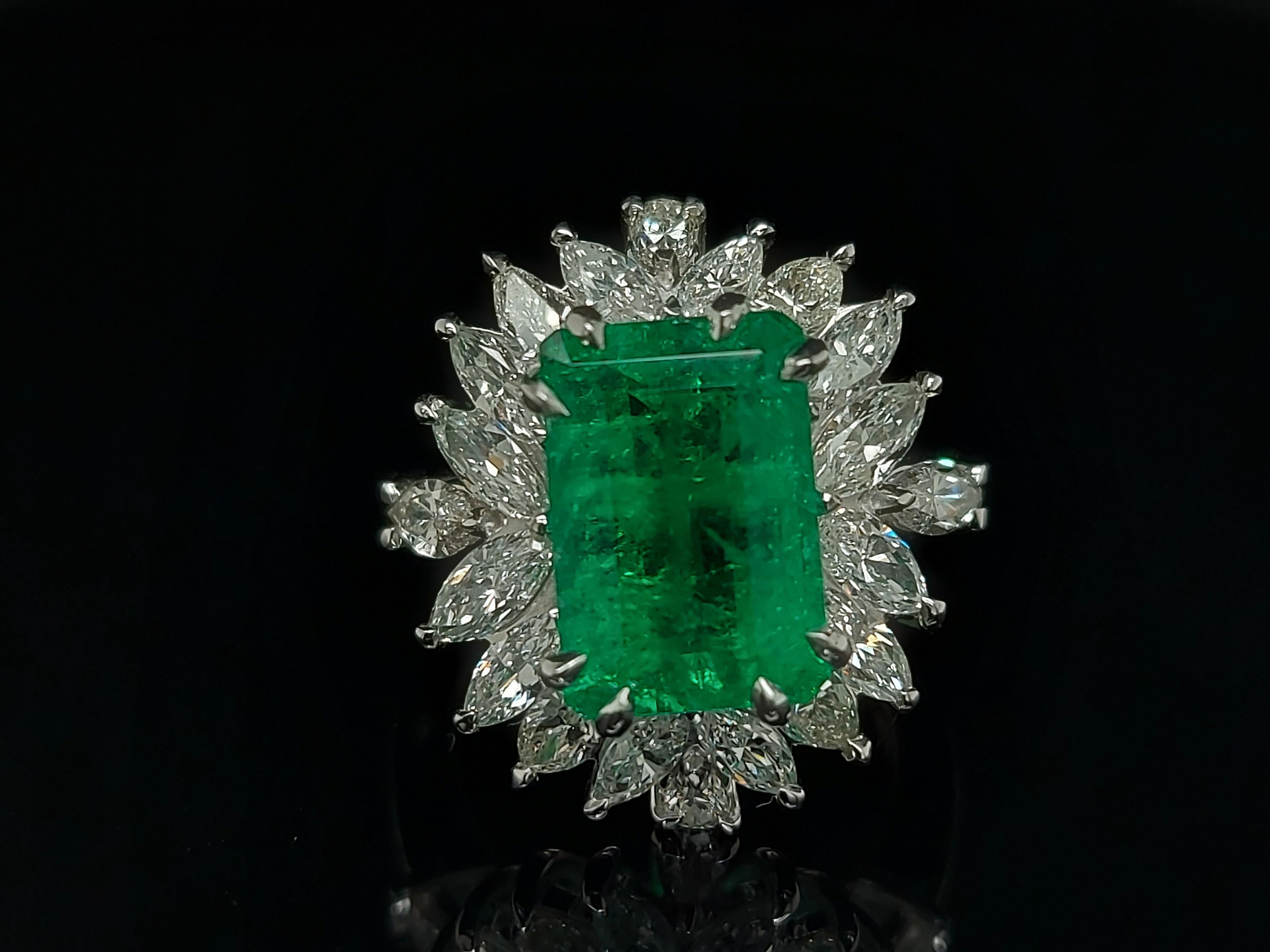 Beautiful 18kt Handmade White Gold Ring4.36 Ct Colombia Emerald Minor&Diamonds For Sale 5
