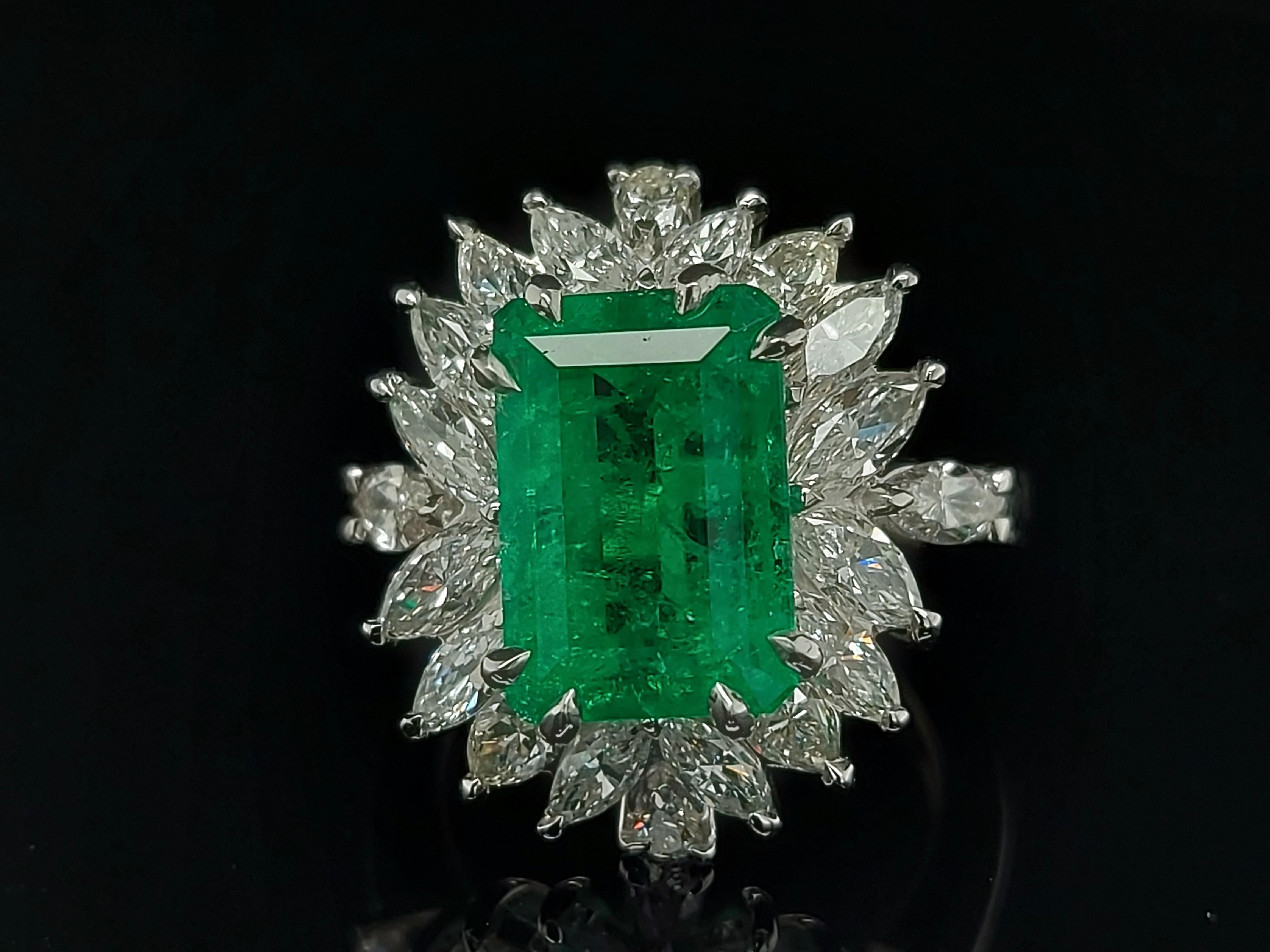Beautiful 18kt Handmade White Gold Ring4.36 Ct Colombia Emerald Minor&Diamonds For Sale 6