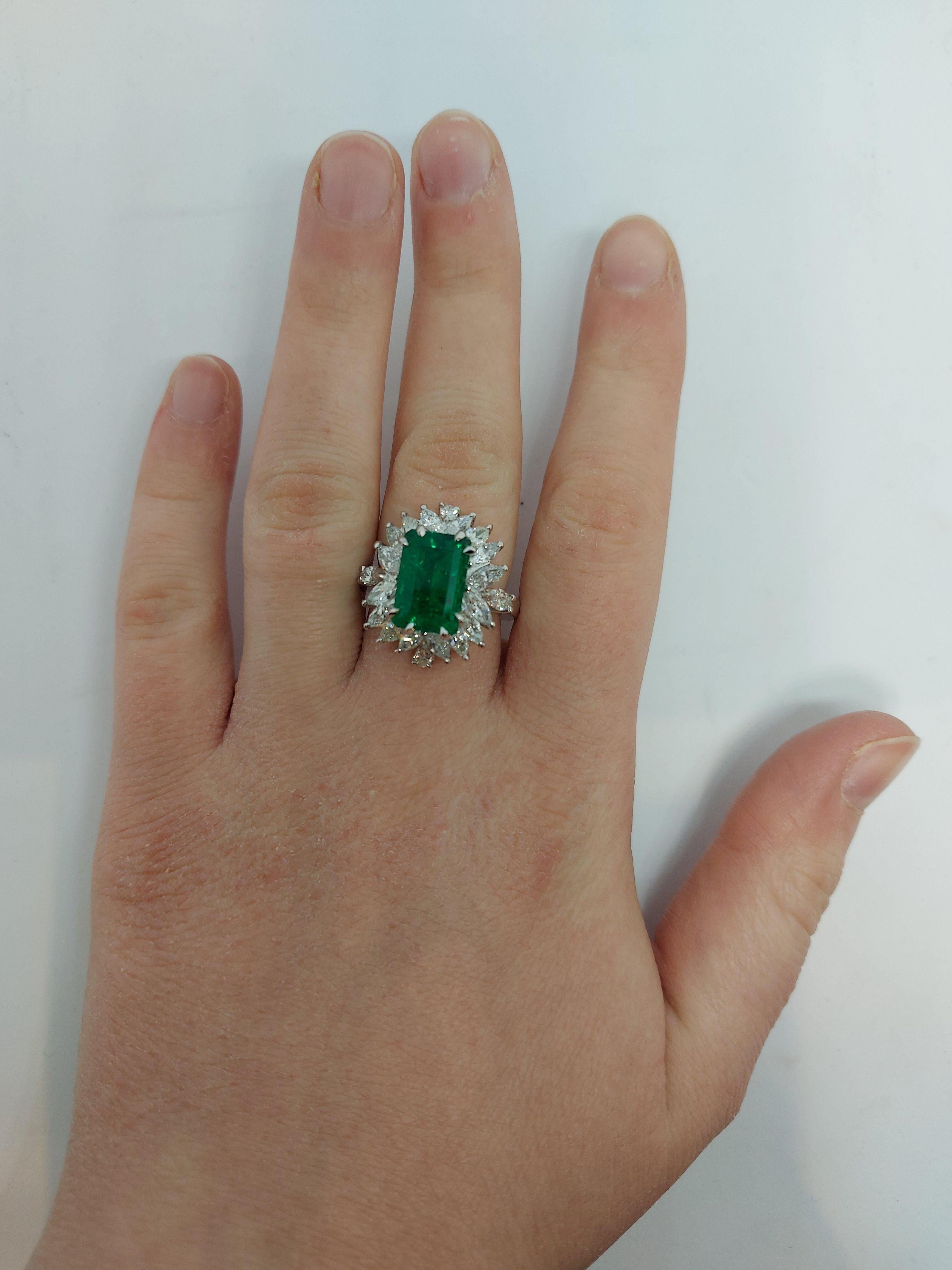 Beautiful 18kt Handmade White Gold Ring4.36 Ct Colombia Emerald Minor&Diamonds For Sale 7