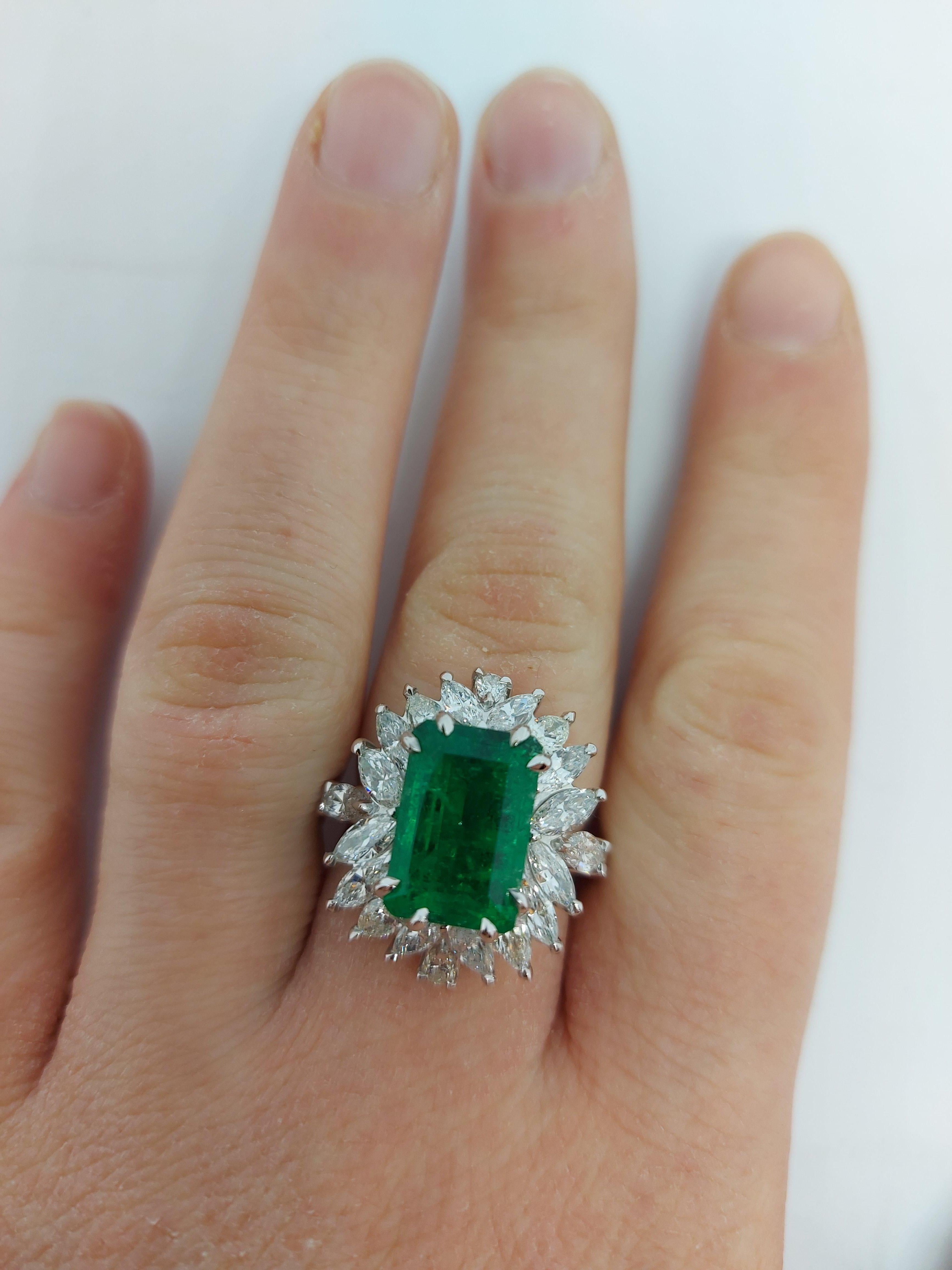 Beautiful 18kt Handmade White Gold Ring4.36 Ct Colombia Emerald Minor&Diamonds For Sale 8