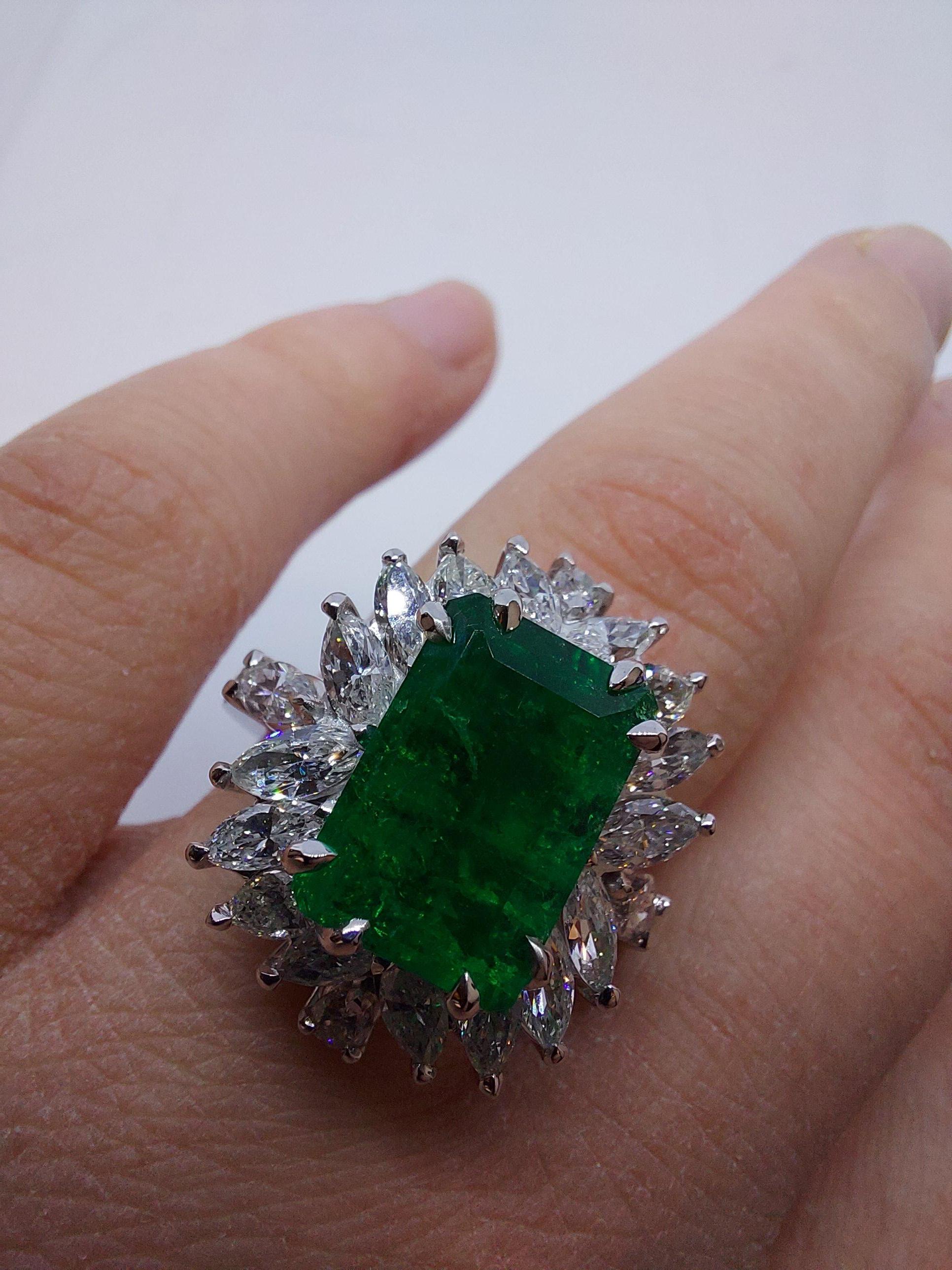 Beautiful 18kt Handmade White Gold Ring4.36 Ct Colombia Emerald Minor&Diamonds For Sale 9