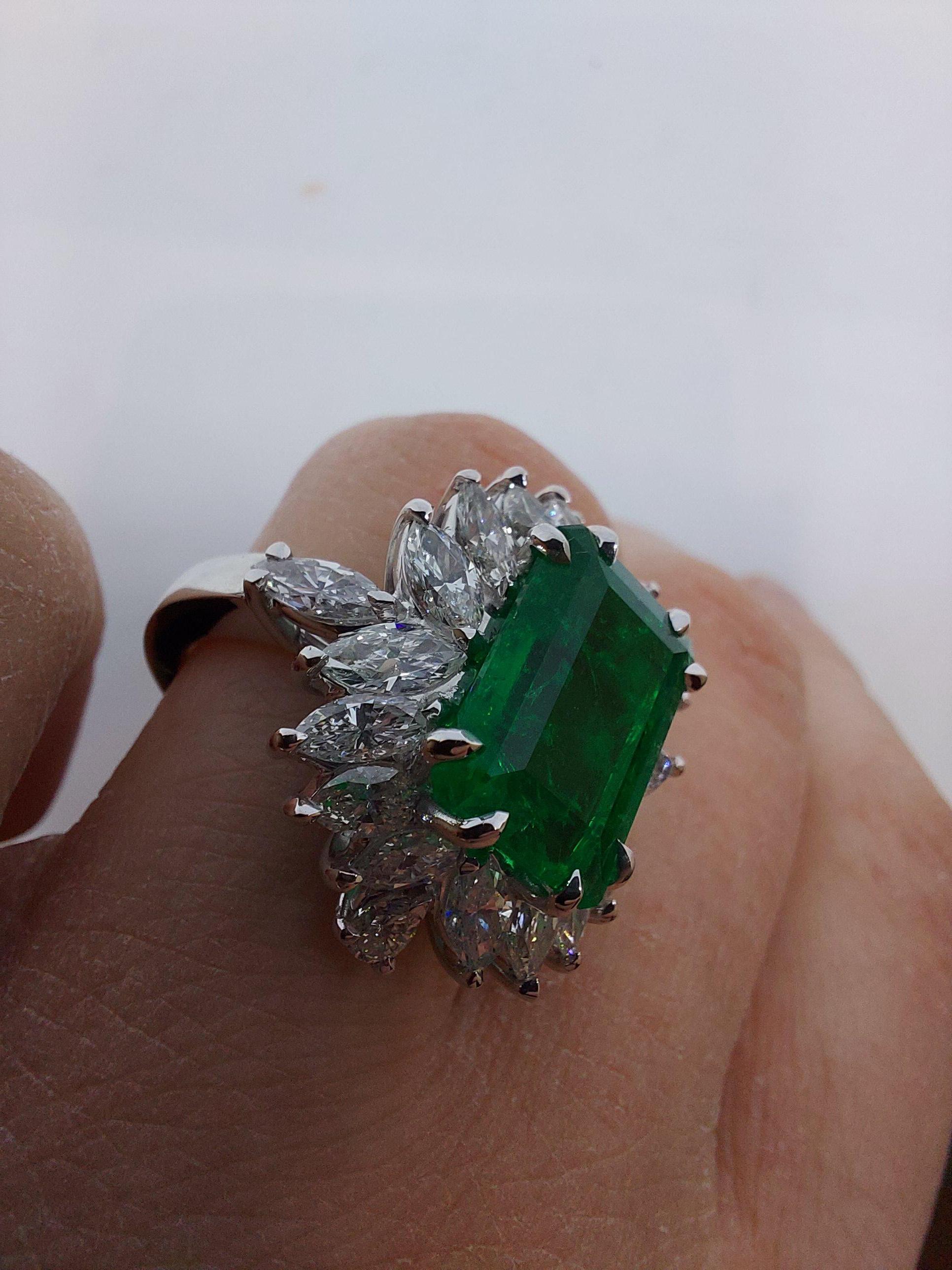 Beautiful 18kt Handmade White Gold Ring4.36 Ct Colombia Emerald Minor&Diamonds For Sale 10