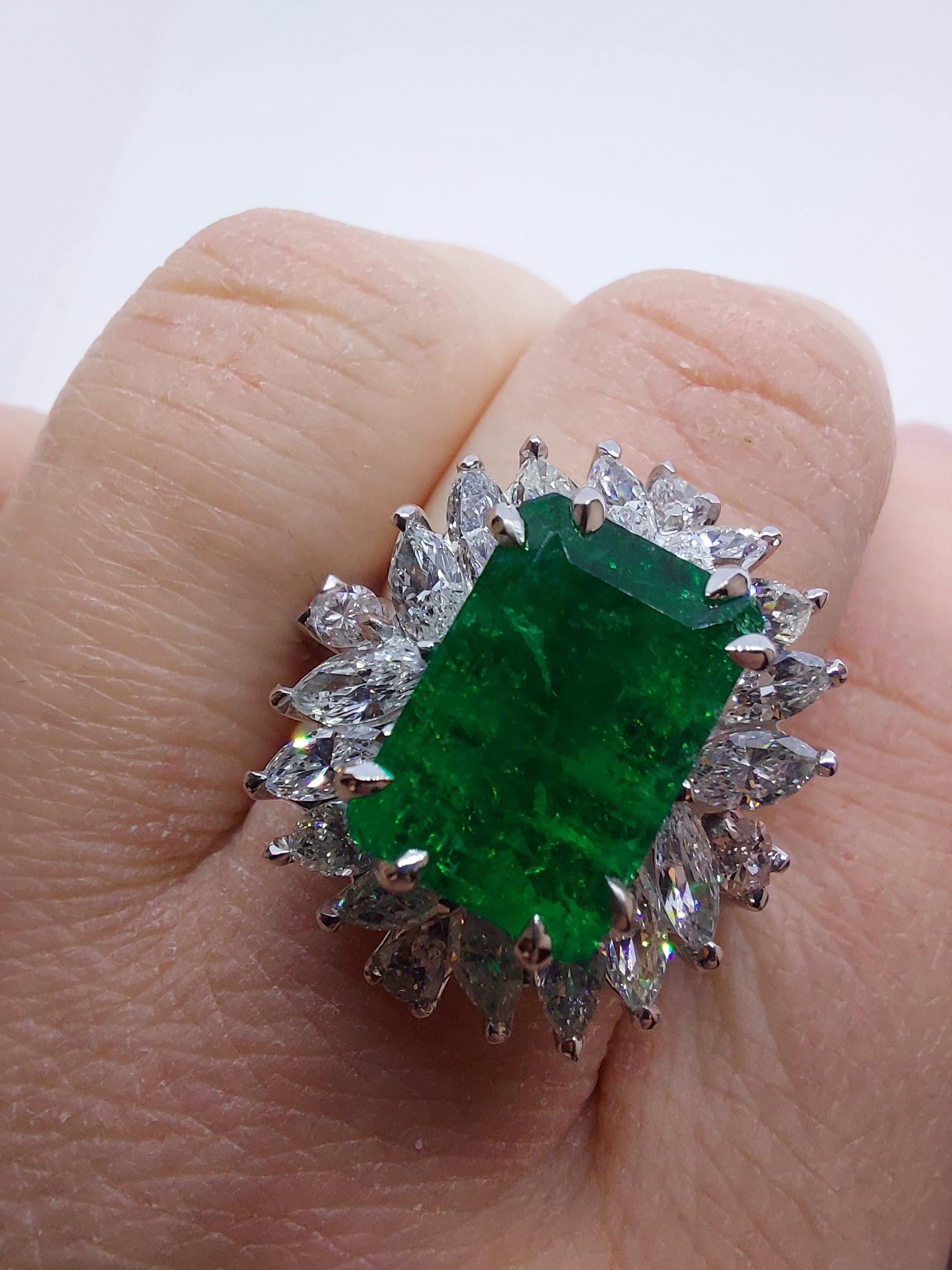 Beautiful 18kt Handmade White Gold Ring4.36 Ct Colombia Emerald Minor&Diamonds For Sale 11