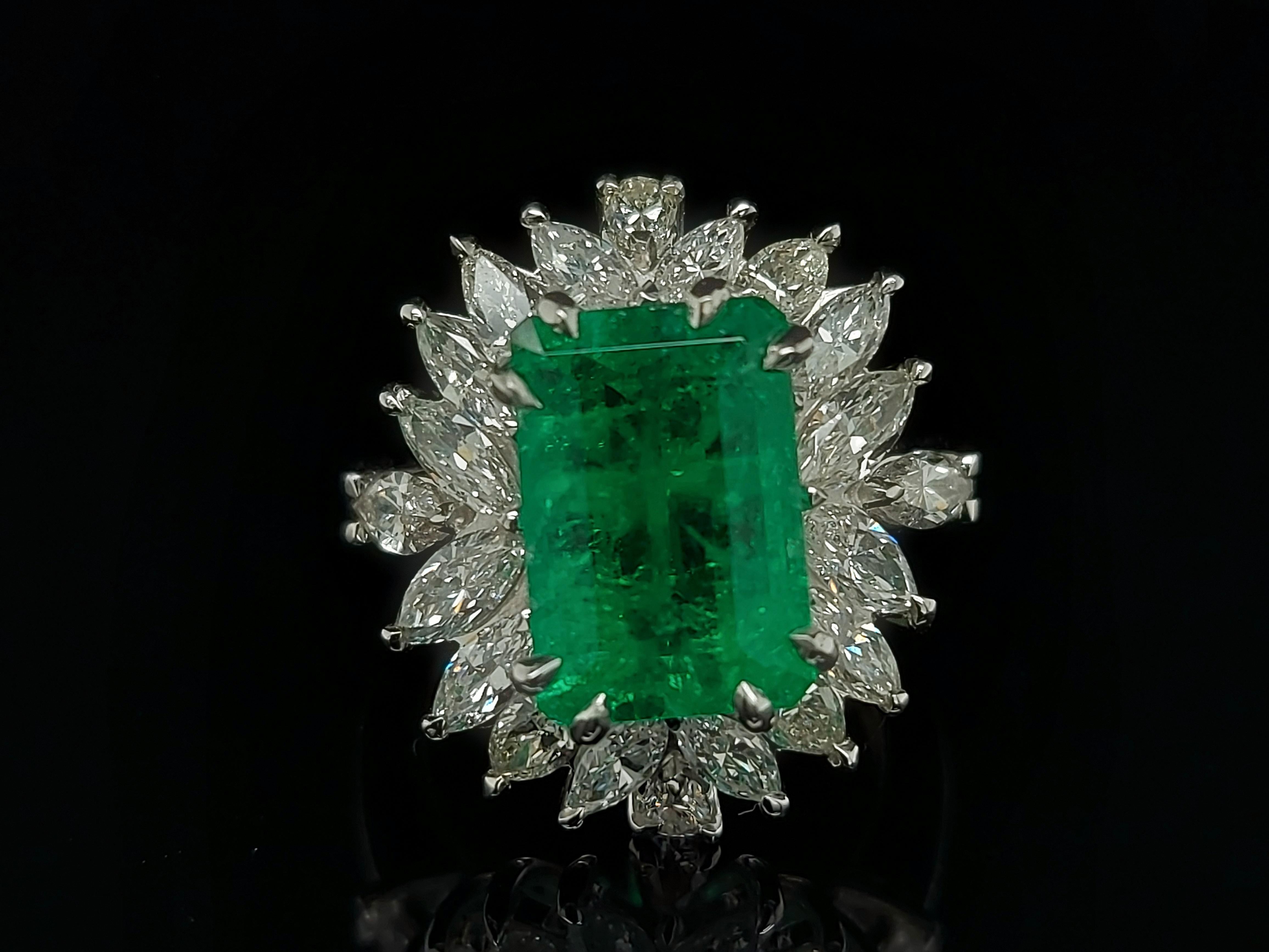 Artist Beautiful 18kt Handmade White Gold Ring4.36 Ct Colombia Emerald Minor&Diamonds For Sale