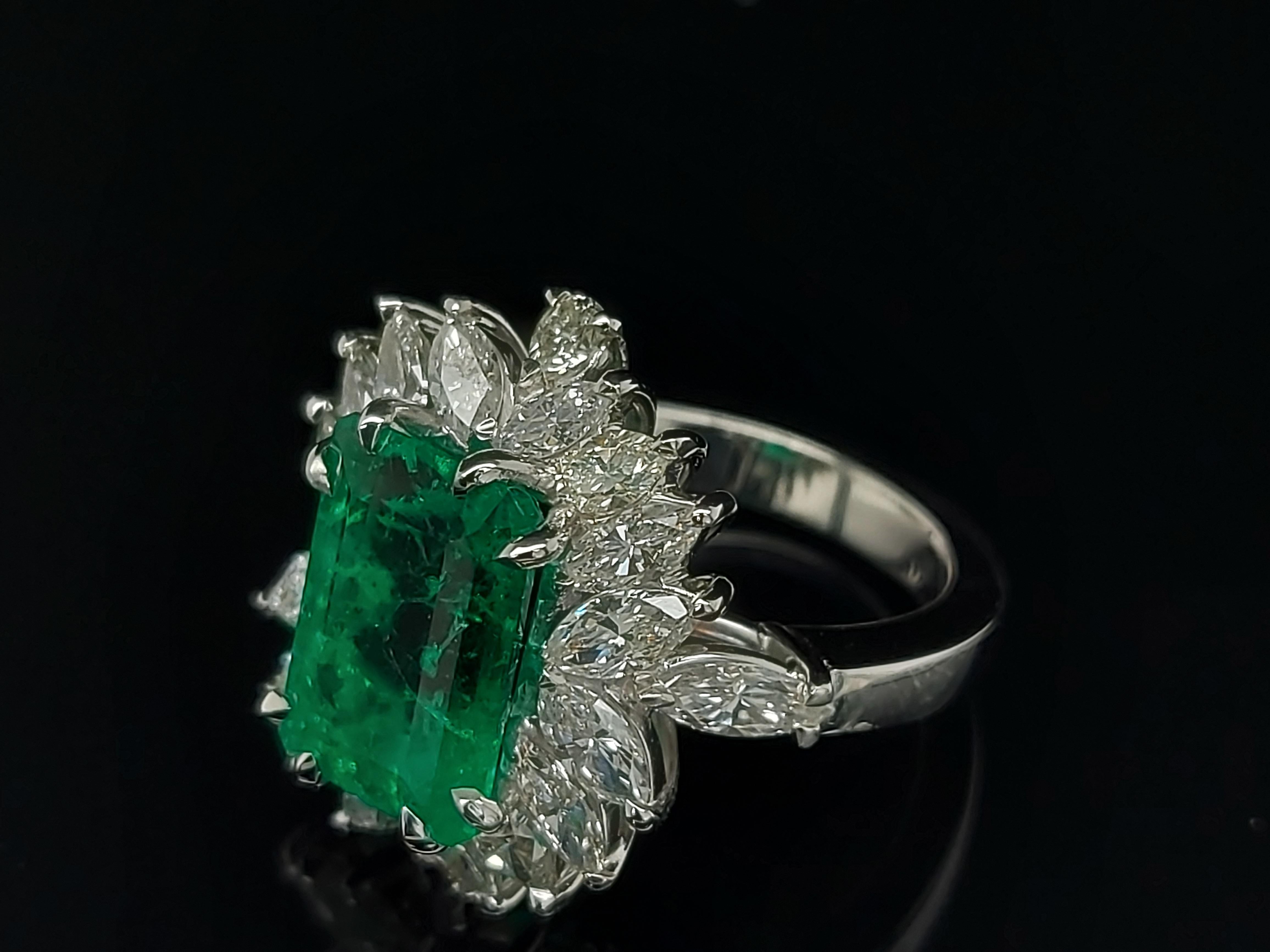 Beautiful 18kt Handmade White Gold Ring4.36 Ct Colombia Emerald Minor&Diamonds In New Condition For Sale In Antwerp, BE
