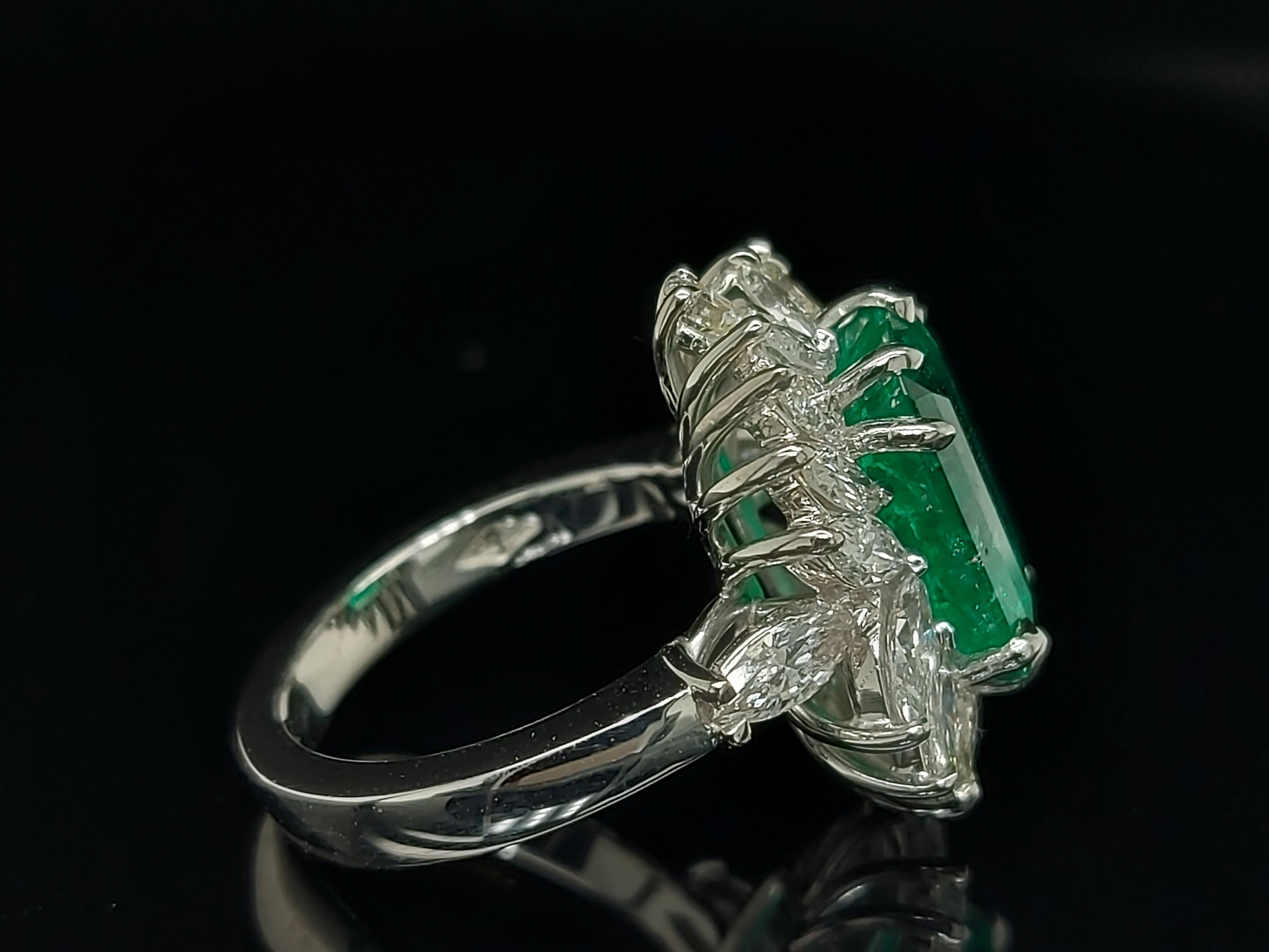 Women's or Men's Beautiful 18kt Handmade White Gold Ring4.36 Ct Colombia Emerald Minor&Diamonds For Sale