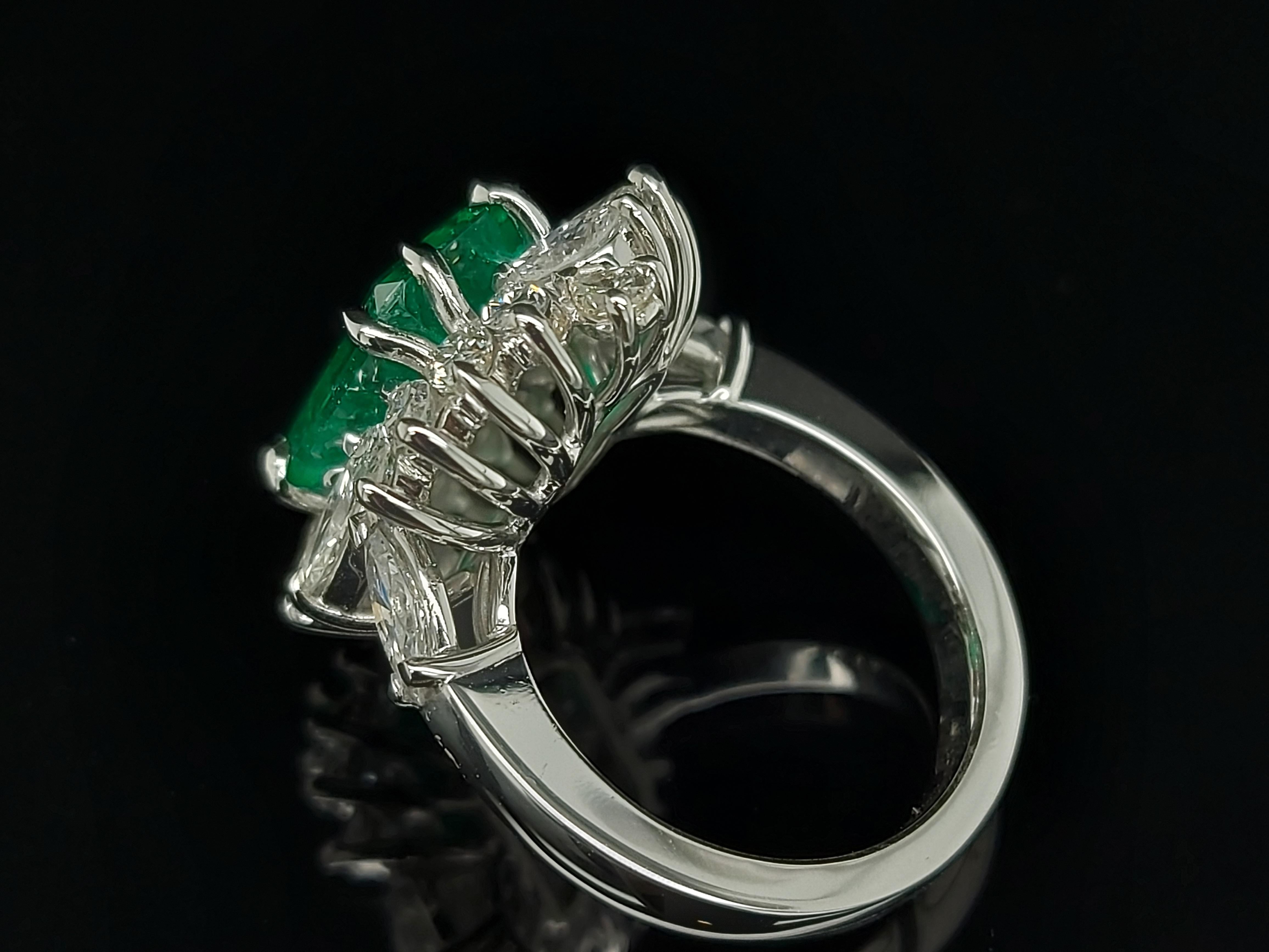 Beautiful 18kt Handmade White Gold Ring4.36 Ct Colombia Emerald Minor&Diamonds For Sale 1
