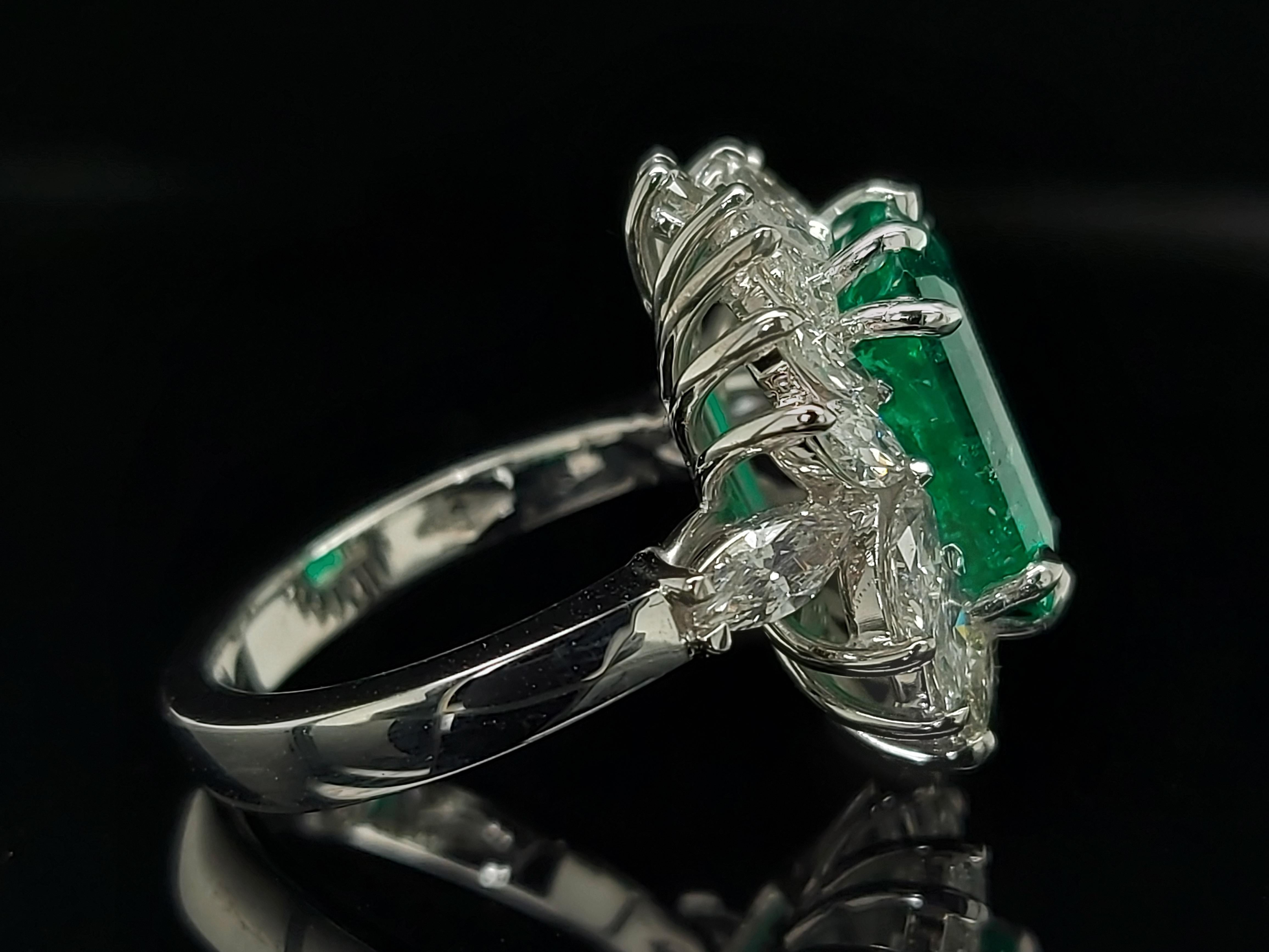Beautiful 18kt Handmade White Gold Ring4.36 Ct Colombia Emerald Minor&Diamonds For Sale 2